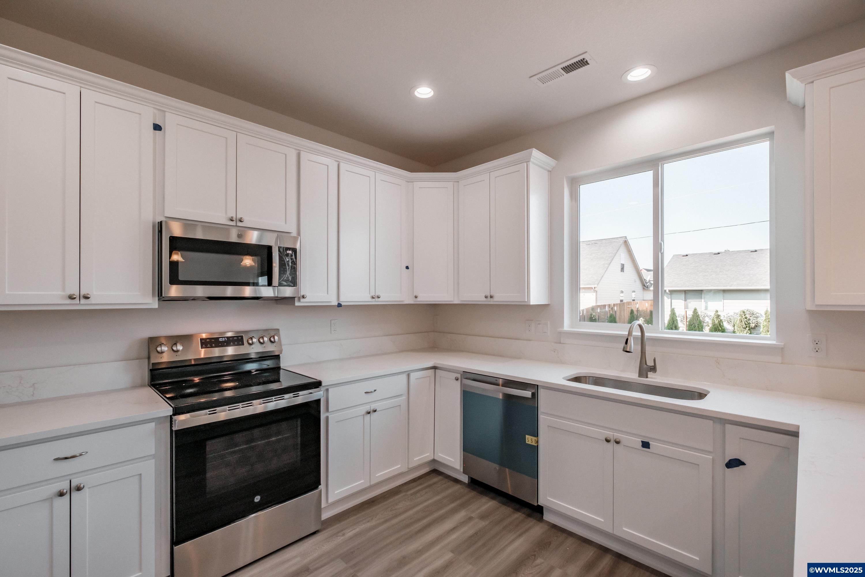 Lebanon, Oregon 97355, United States, 6 Bedrooms Bedrooms, ,6 BathroomsBathrooms,Residential,Active,193052