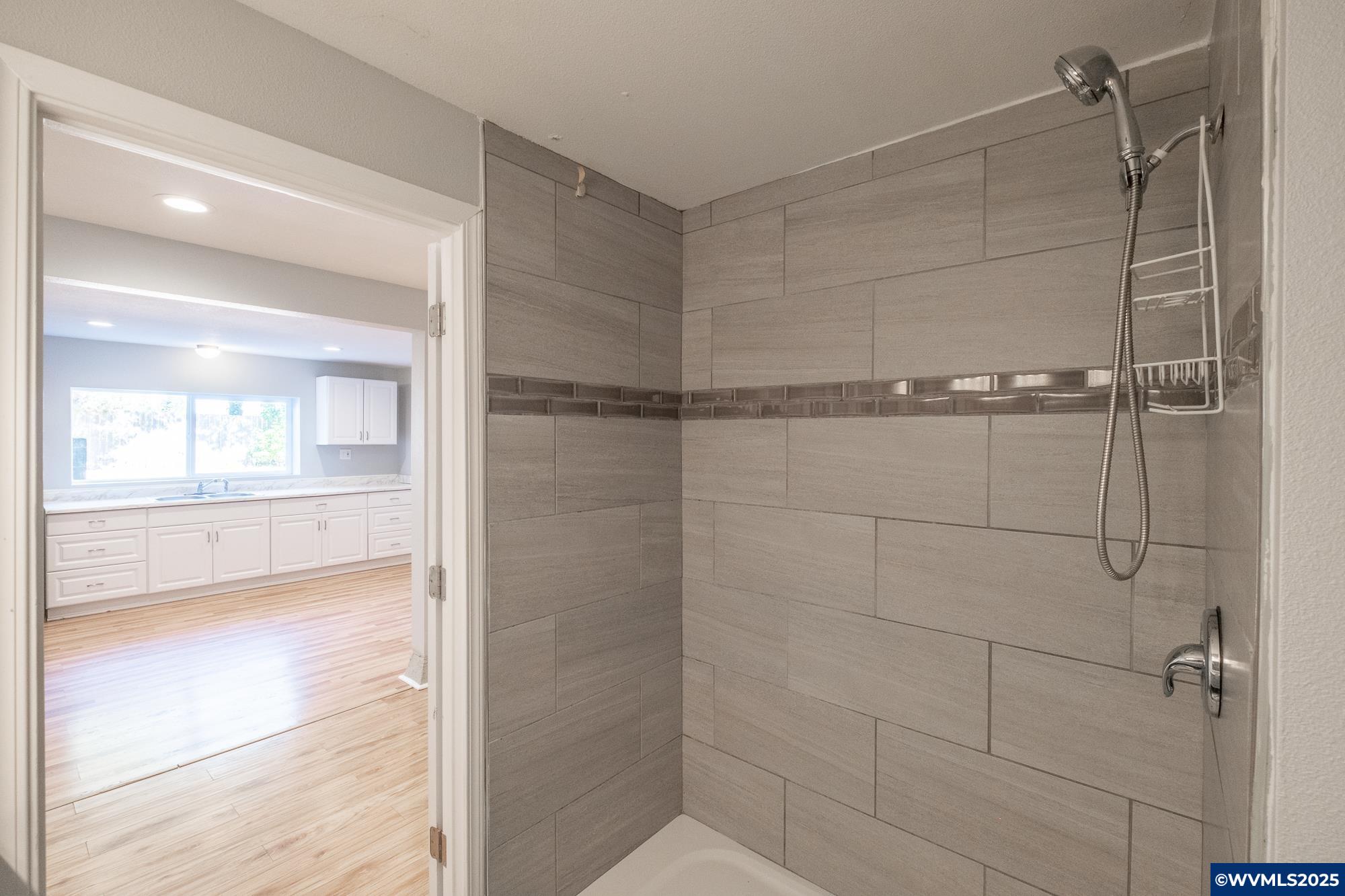 Salem, Oregon 97302, United States, 6 Bedrooms Bedrooms, ,2 BathroomsBathrooms,Residential,Pending,211641