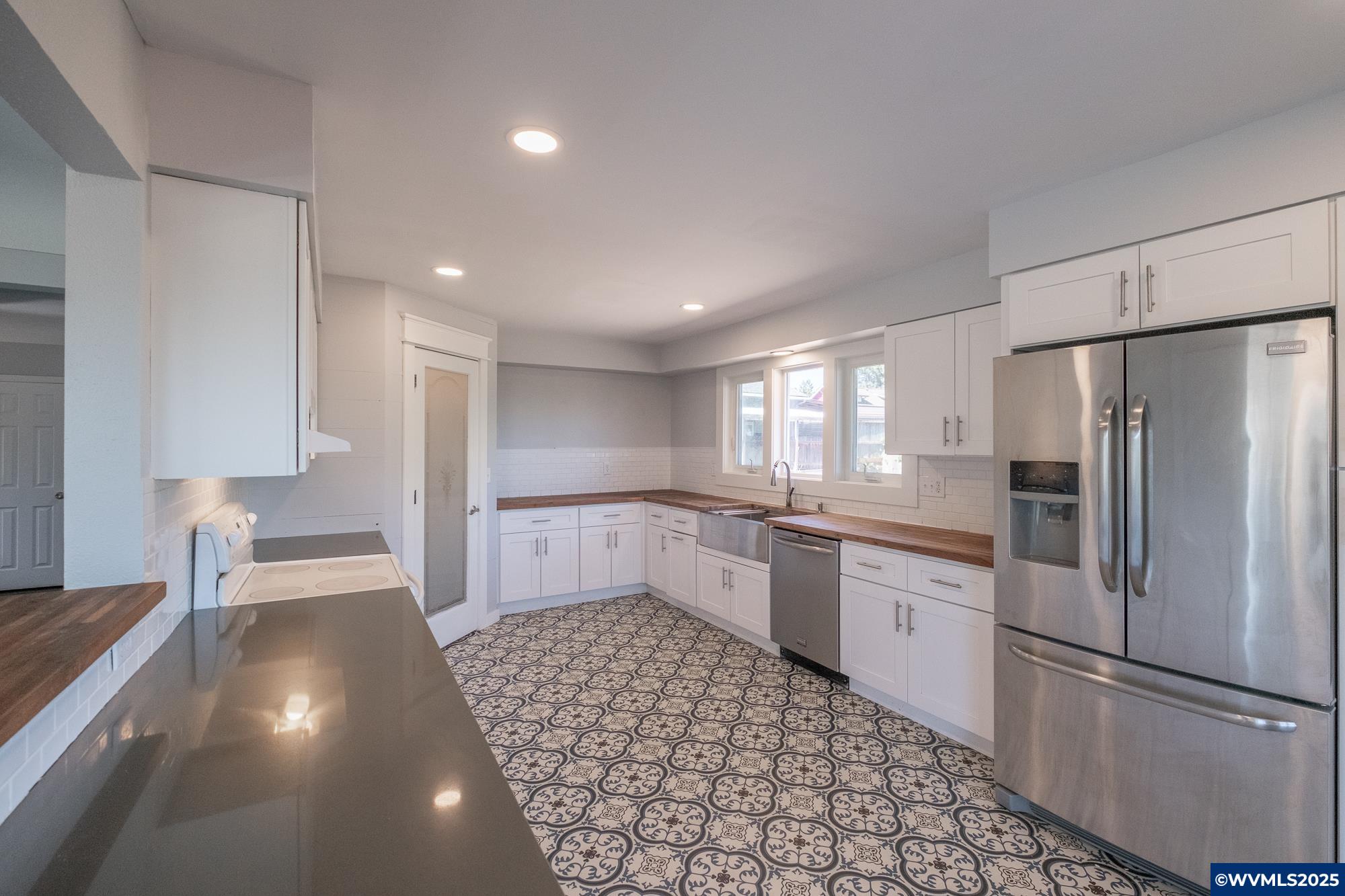 Salem, Oregon 97302, United States, 6 Bedrooms Bedrooms, ,2 BathroomsBathrooms,Residential,Pending,211641