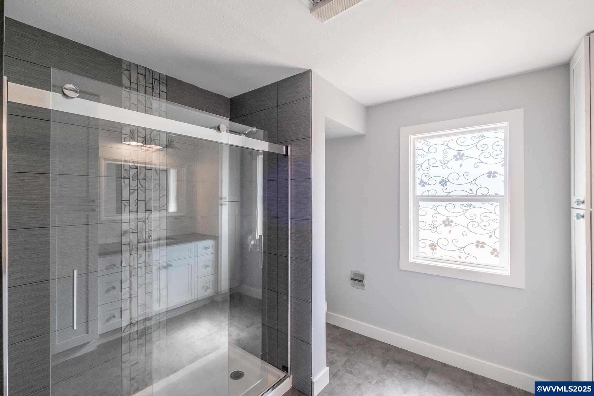 Salem, Oregon 97302, United States, 6 Bedrooms Bedrooms, ,2 BathroomsBathrooms,Residential,Pending,211641