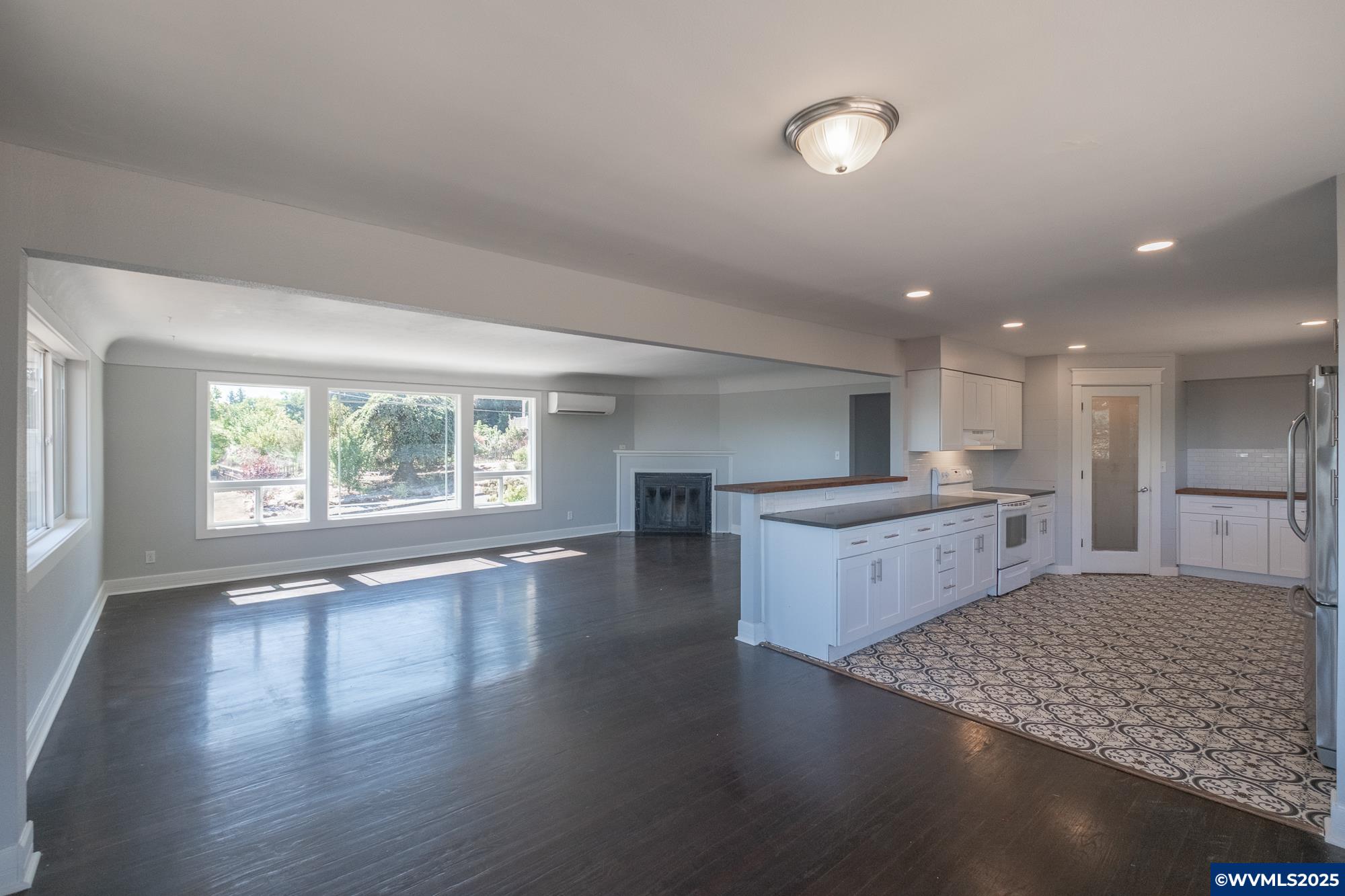 Salem, Oregon 97302, United States, 6 Bedrooms Bedrooms, ,2 BathroomsBathrooms,Residential,Pending,211641