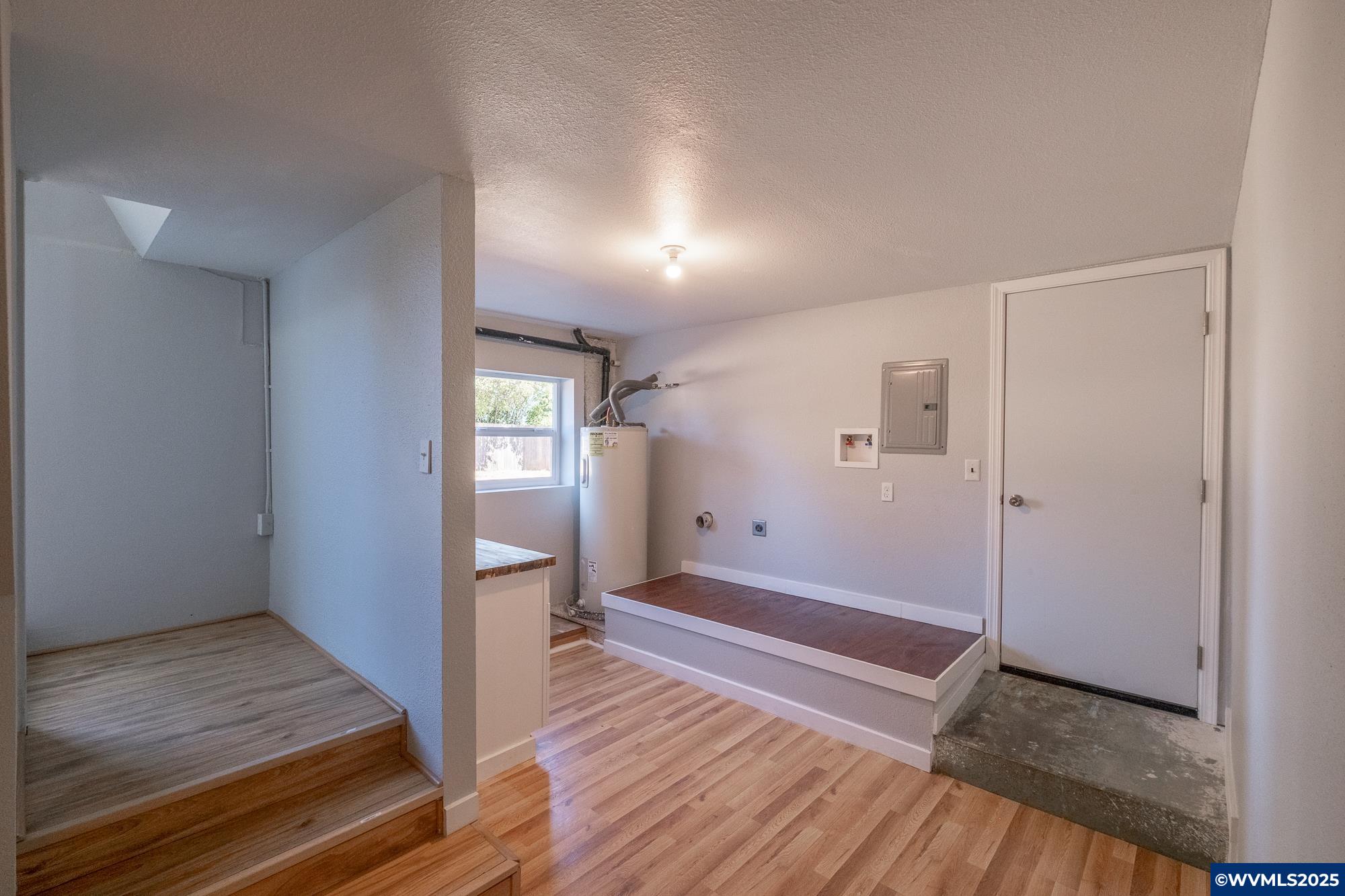 Salem, Oregon 97302, United States, 6 Bedrooms Bedrooms, ,2 BathroomsBathrooms,Residential,Pending,211641