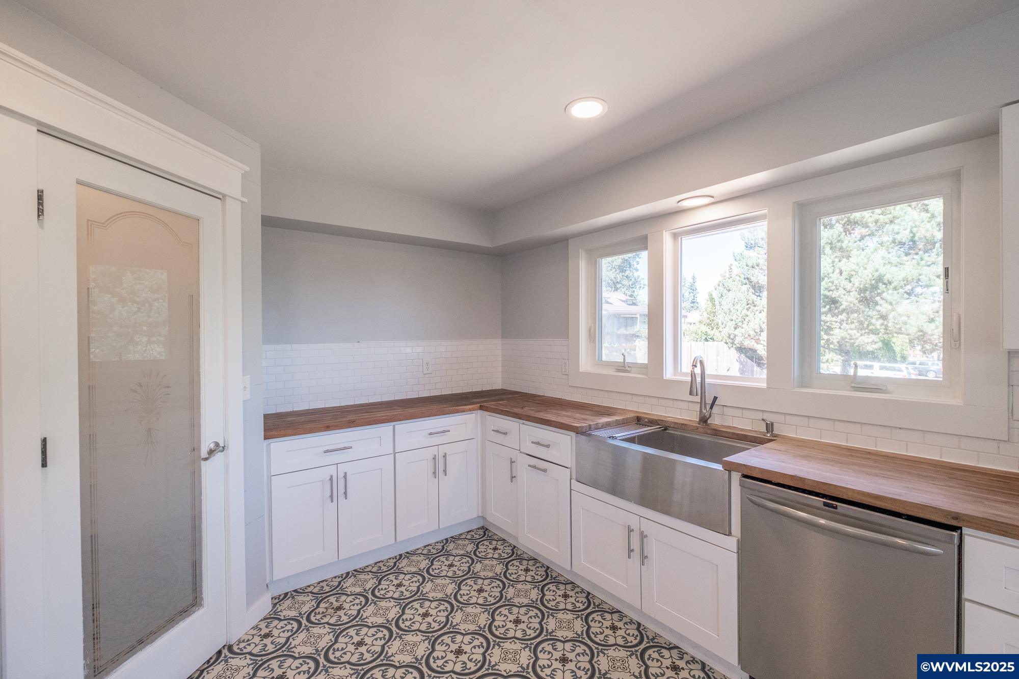 Salem, Oregon 97302, United States, 6 Bedrooms Bedrooms, ,2 BathroomsBathrooms,Residential,Pending,211641