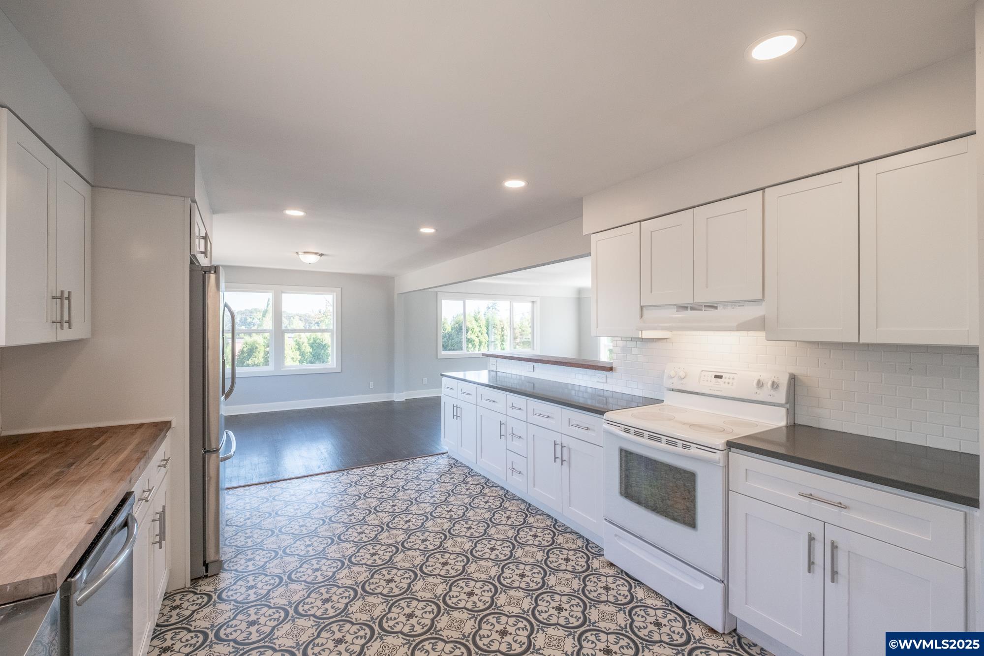 Salem, Oregon 97302, United States, 6 Bedrooms Bedrooms, ,2 BathroomsBathrooms,Residential,Pending,211641