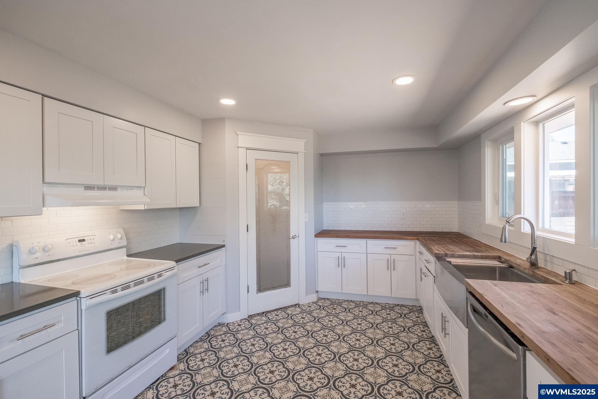 Salem, Oregon 97302, United States, 6 Bedrooms Bedrooms, ,2 BathroomsBathrooms,Residential,Pending,211641