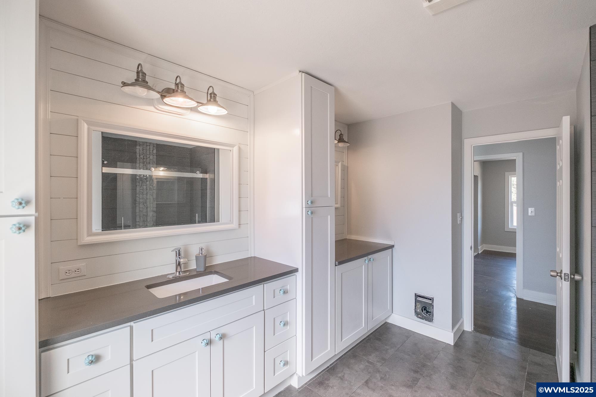 Salem, Oregon 97302, United States, 6 Bedrooms Bedrooms, ,2 BathroomsBathrooms,Residential,Pending,211641