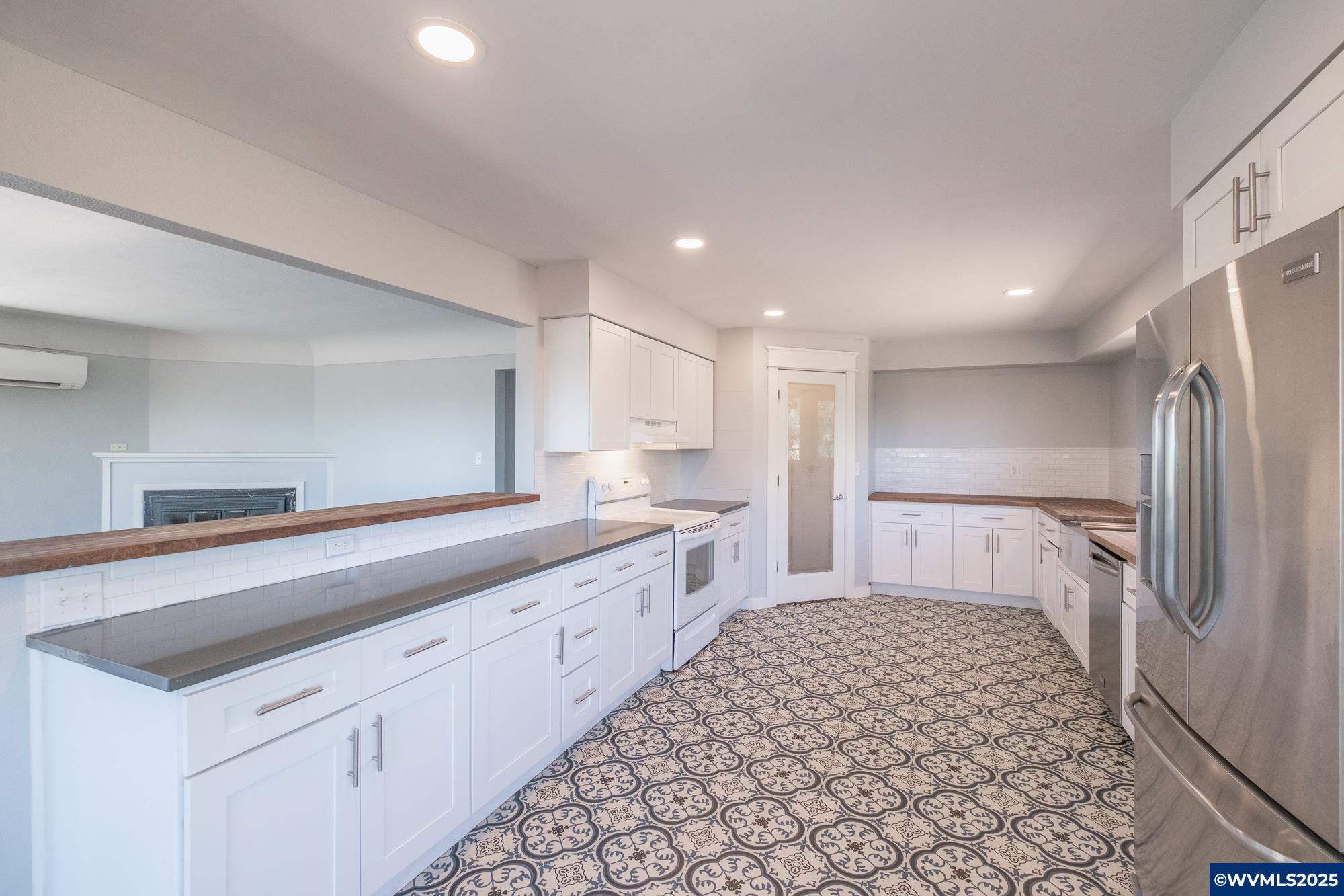 Salem, Oregon 97302, United States, 6 Bedrooms Bedrooms, ,2 BathroomsBathrooms,Residential,Pending,211641