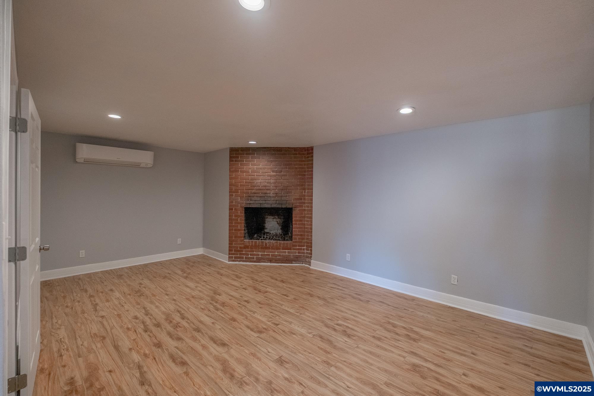 Salem, Oregon 97302, United States, 6 Bedrooms Bedrooms, ,2 BathroomsBathrooms,Residential,Pending,211641