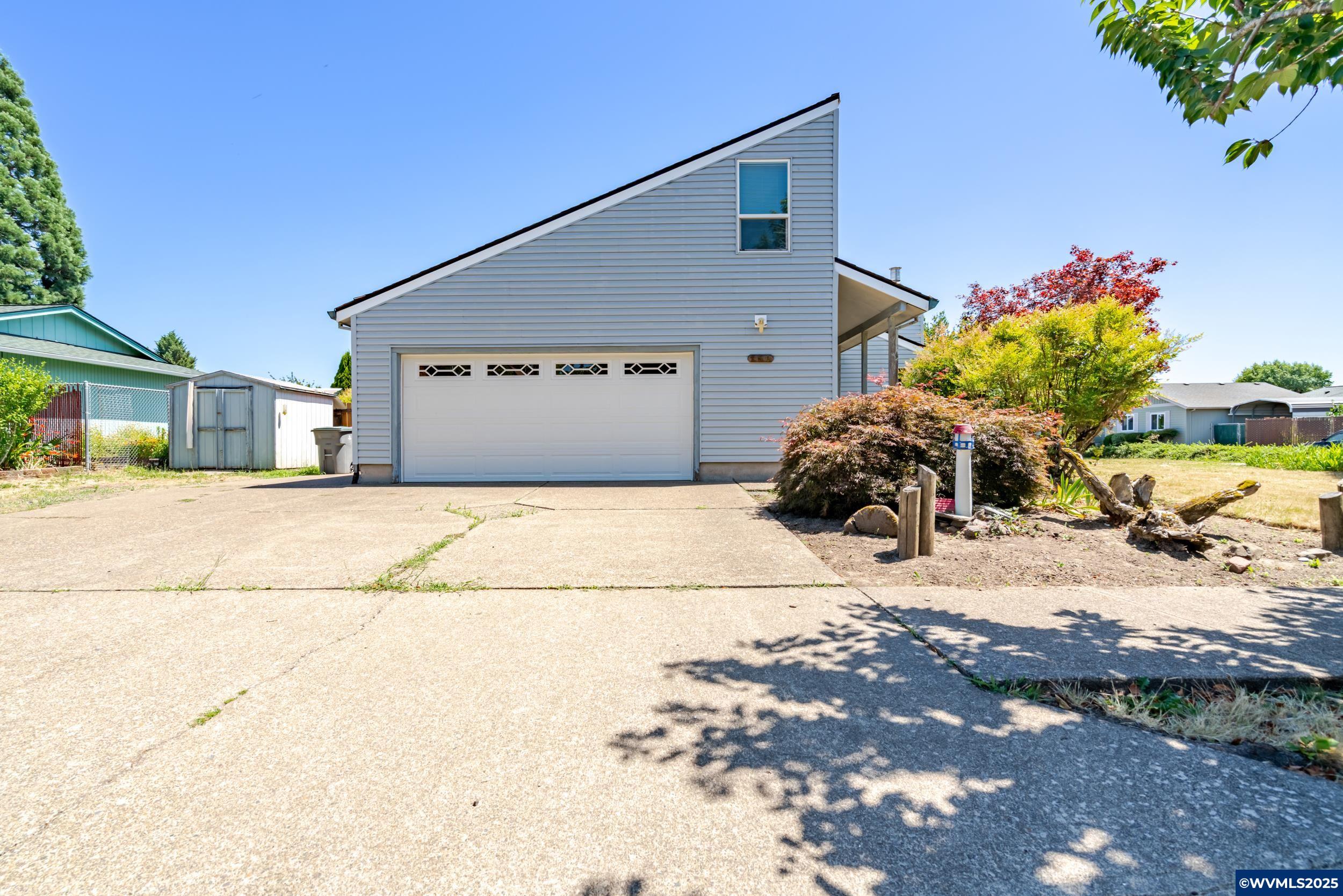 250 NE Dunn Pl
