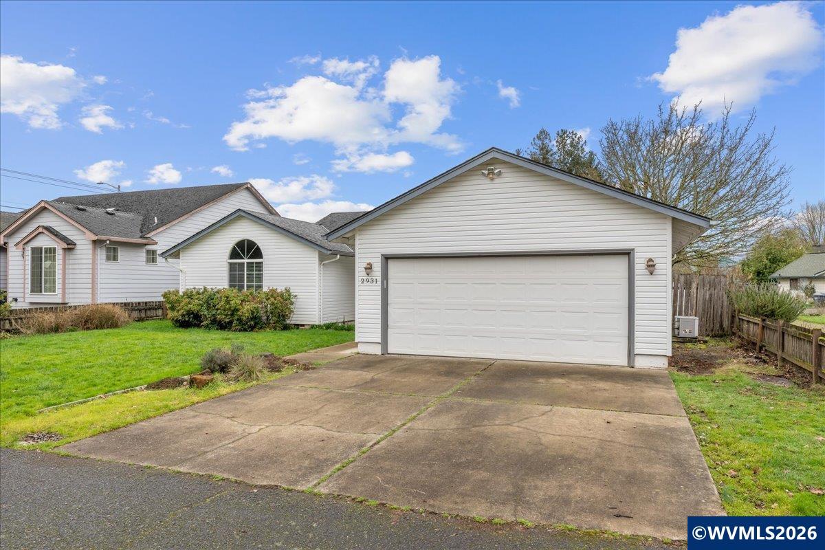 2931 Hollywood Dr NE