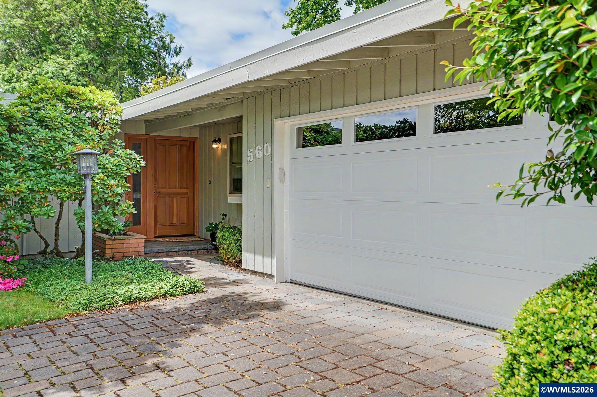 560 NW Merrie Dr