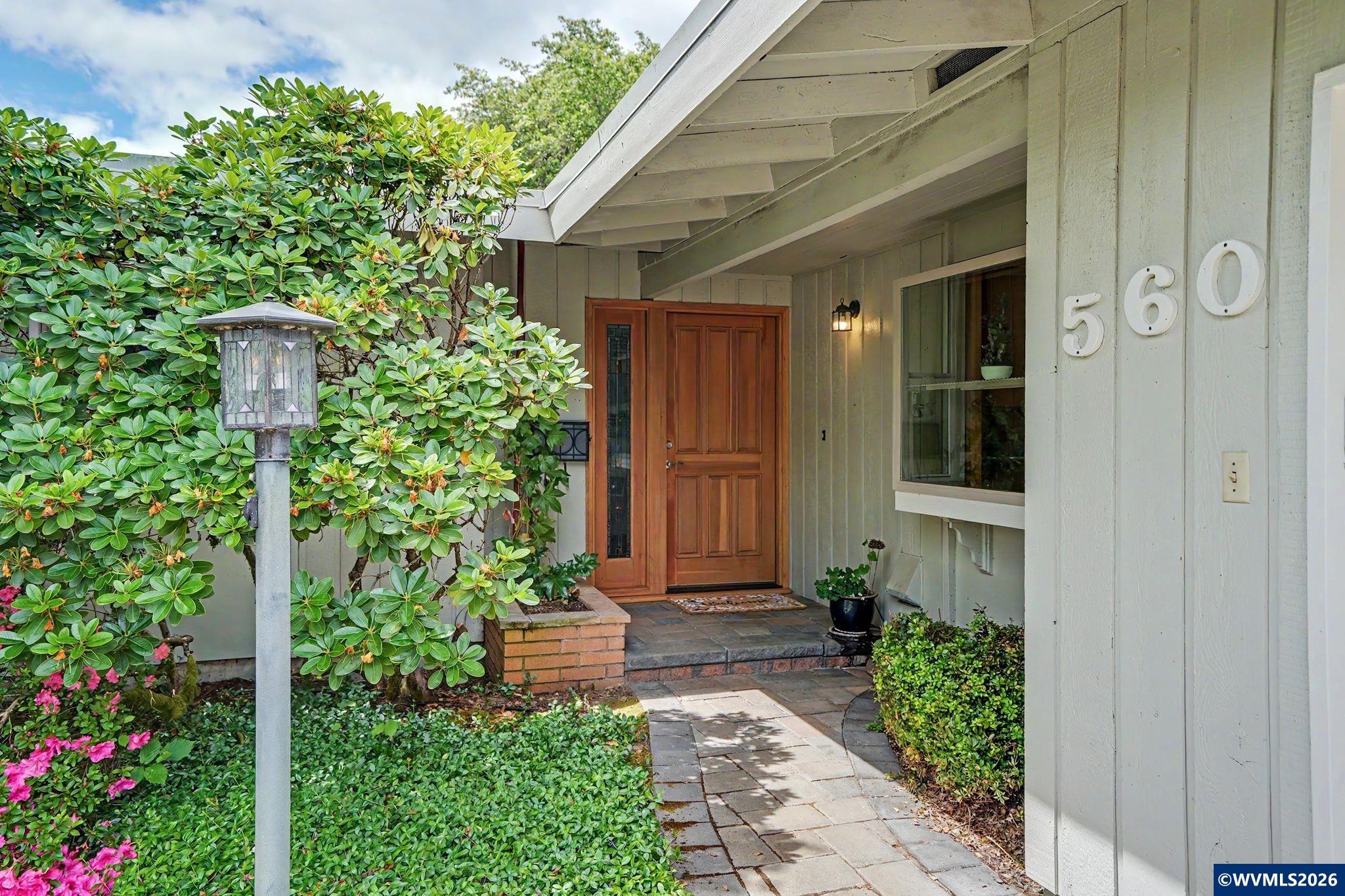 560 NW Merrie Dr