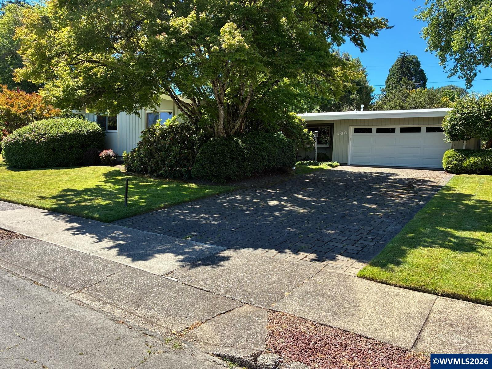 560 NW Merrie Dr
