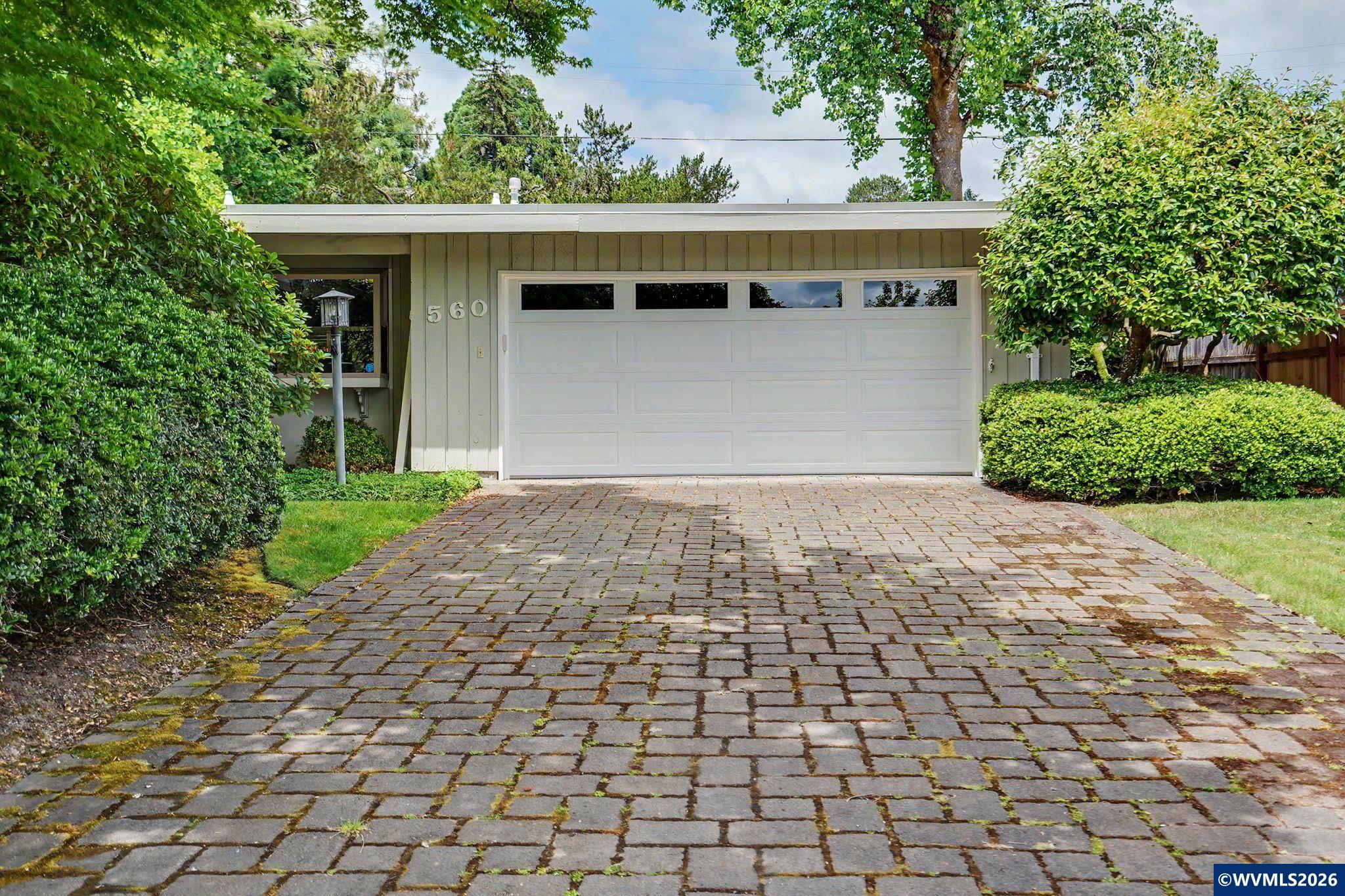 560 NW Merrie Dr