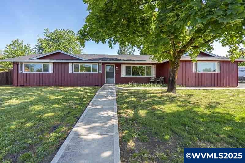 611 NE Bockes Lp
