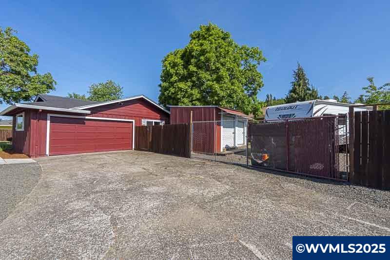 611 NE Bockes Lp