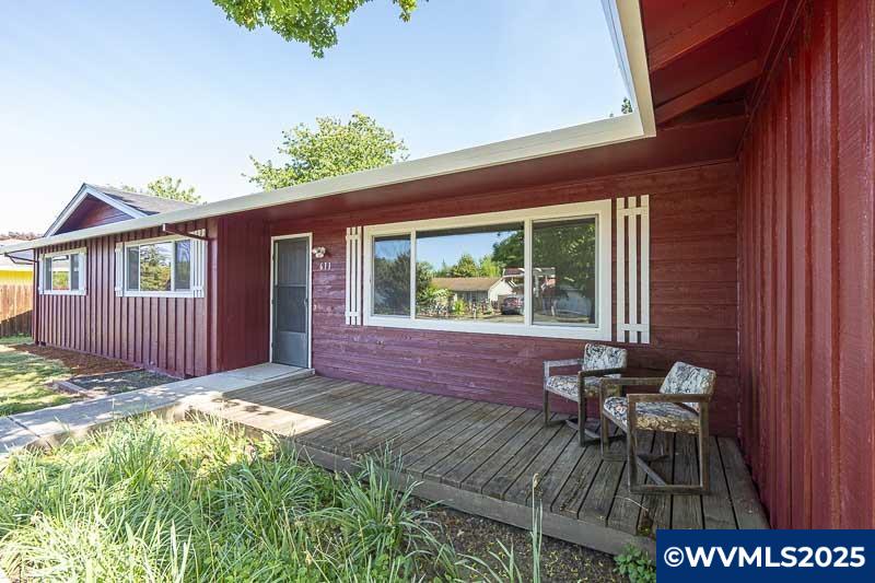 611 NE Bockes Lp