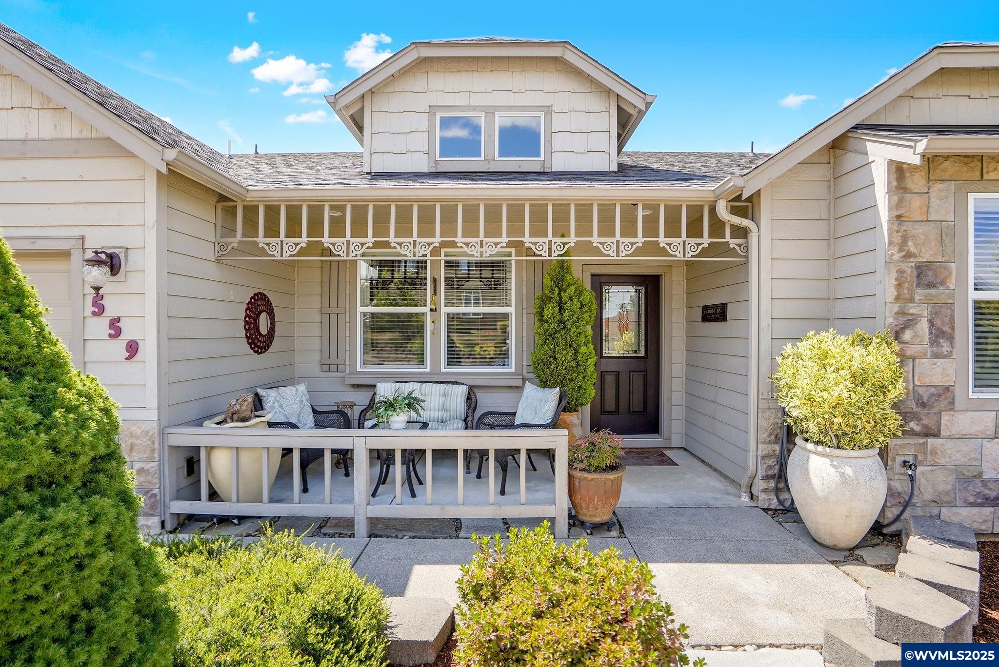 559 Eagle Feather St NW