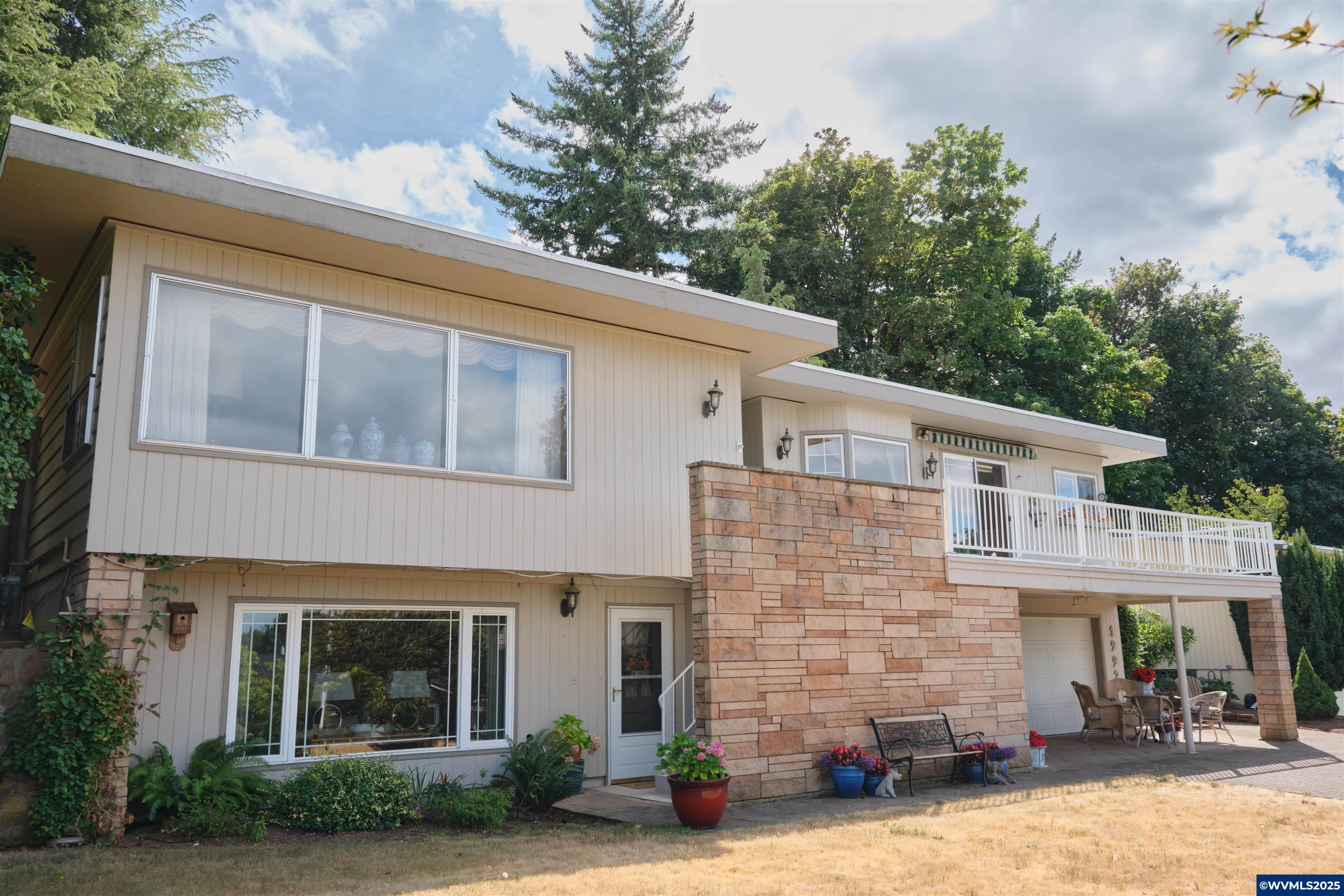 1992 Summit Av NW