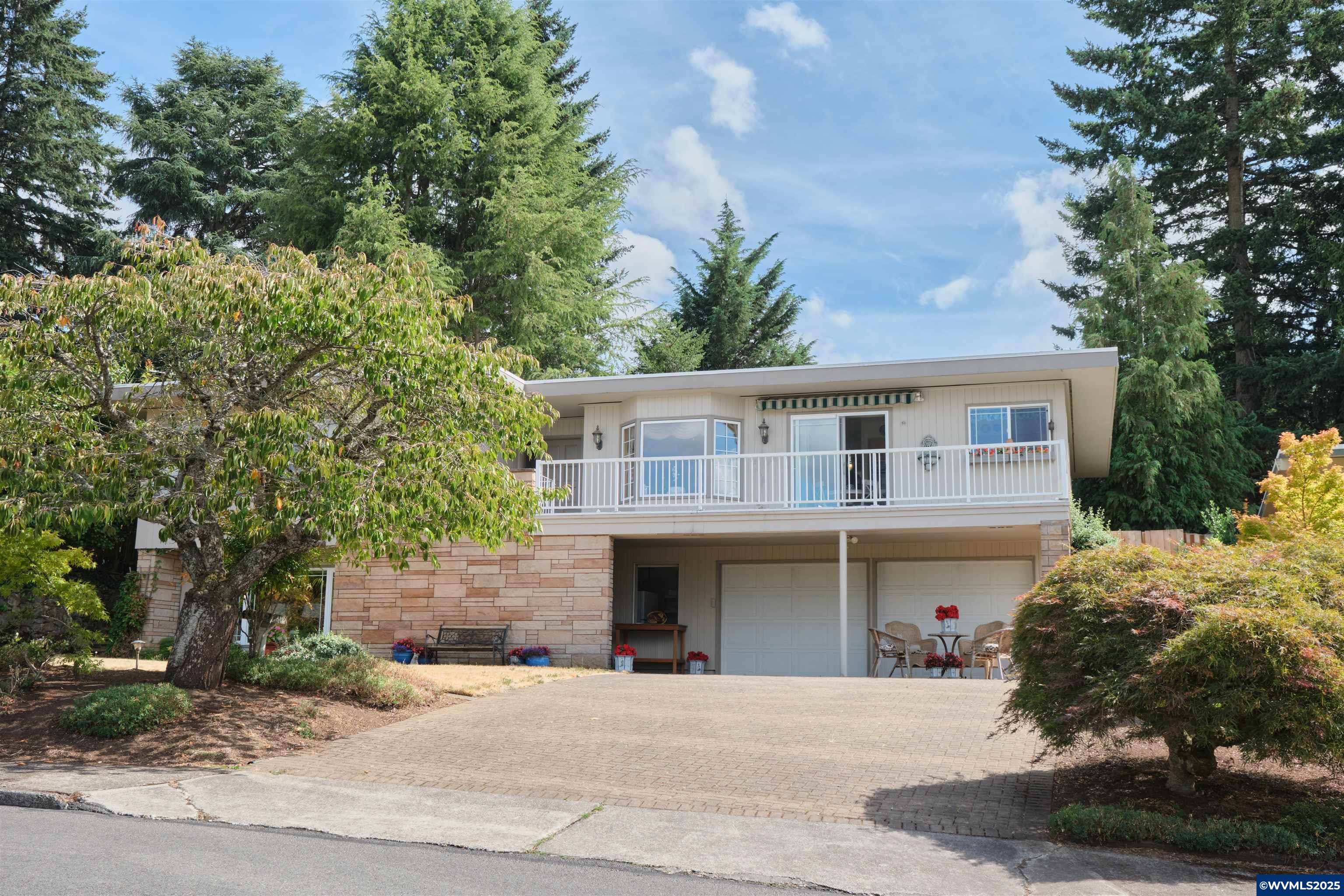 1992 Summit Av NW