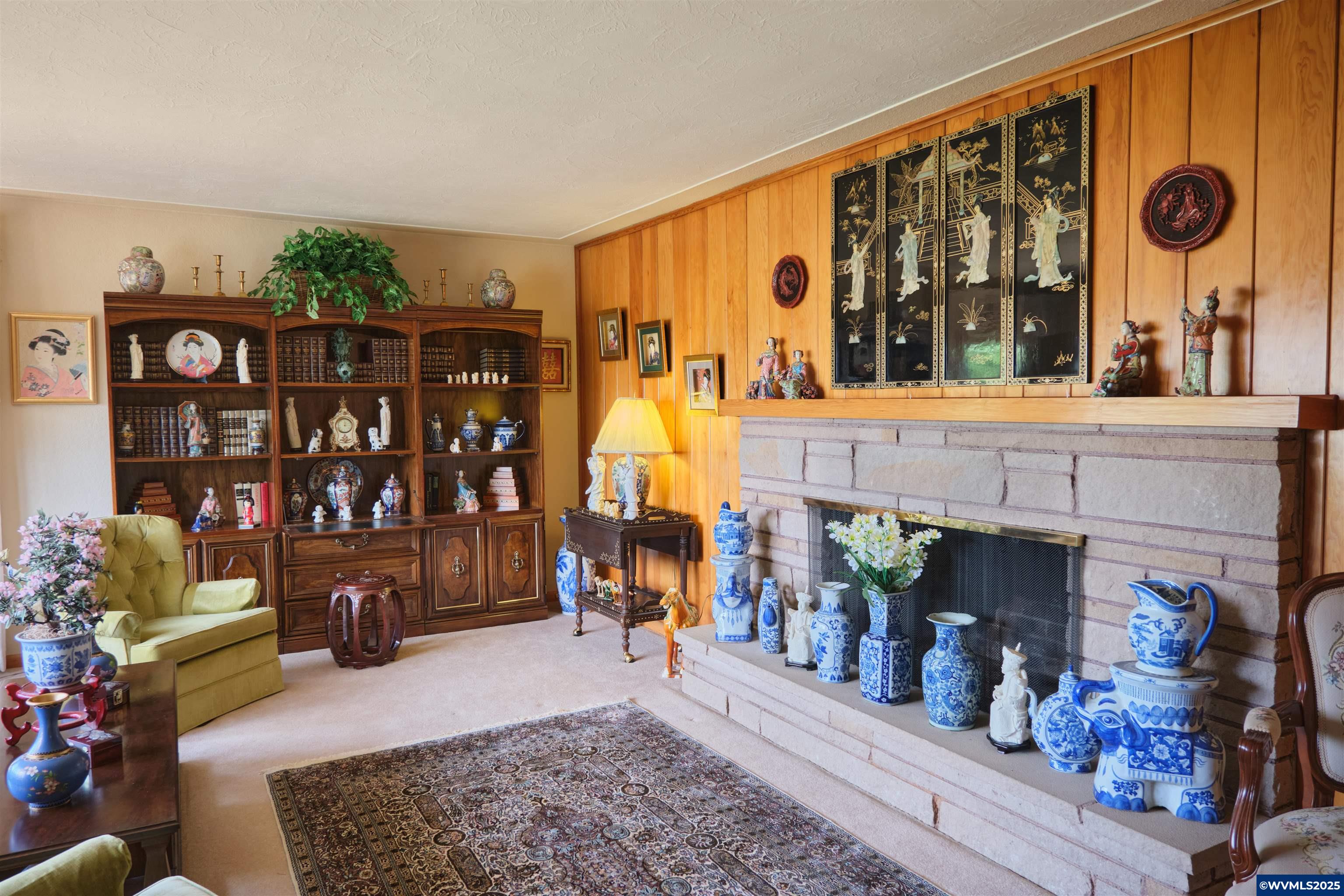1992 Summit Av NW