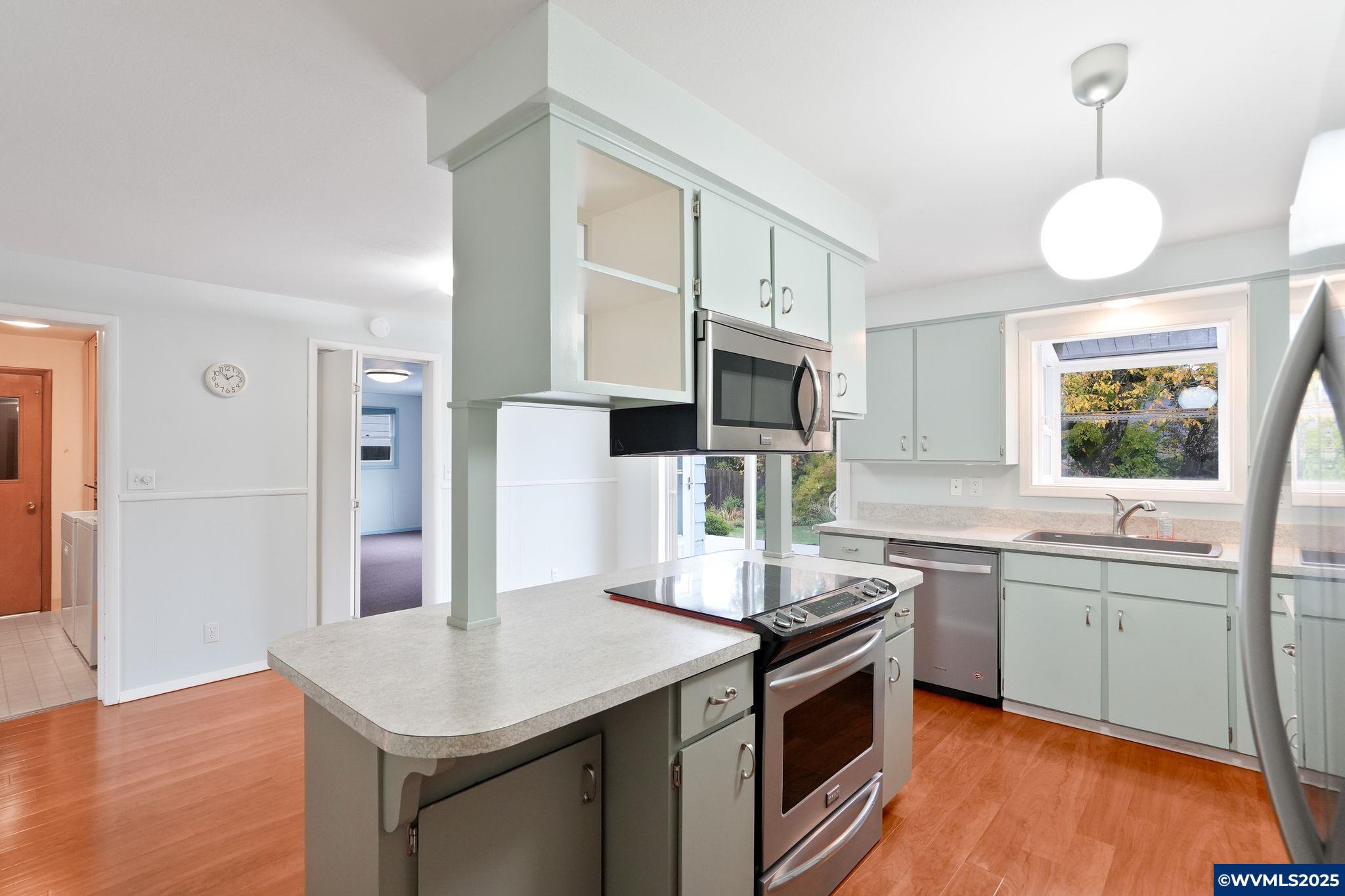 Salem, Oregon 97302, United States, 4 Bedrooms Bedrooms, ,2 BathroomsBathrooms,Residential,Active,239930