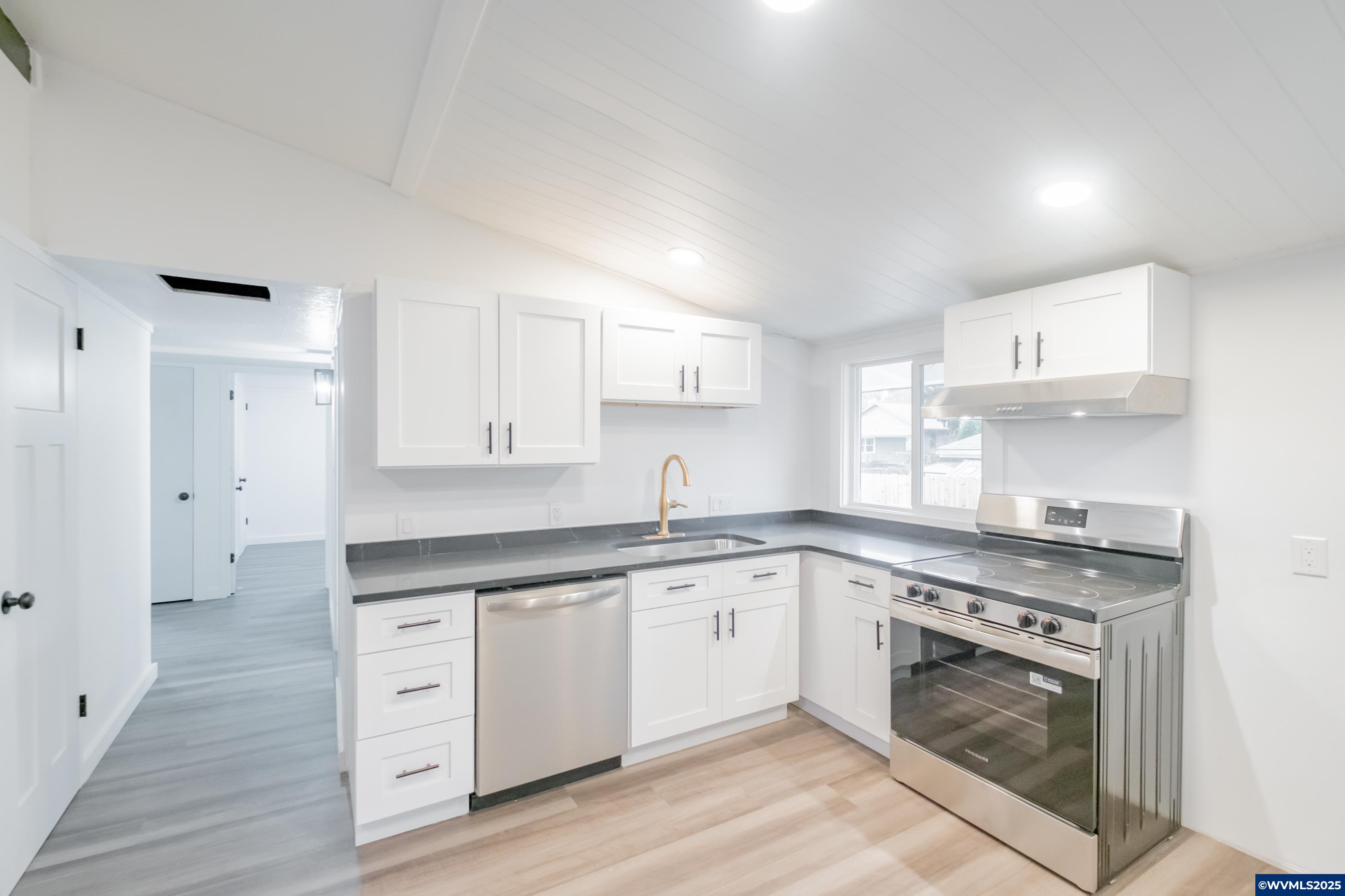 Salem, Oregon 97302, United States, 3 Bedrooms Bedrooms, ,2 BathroomsBathrooms,Residential,Active,255551