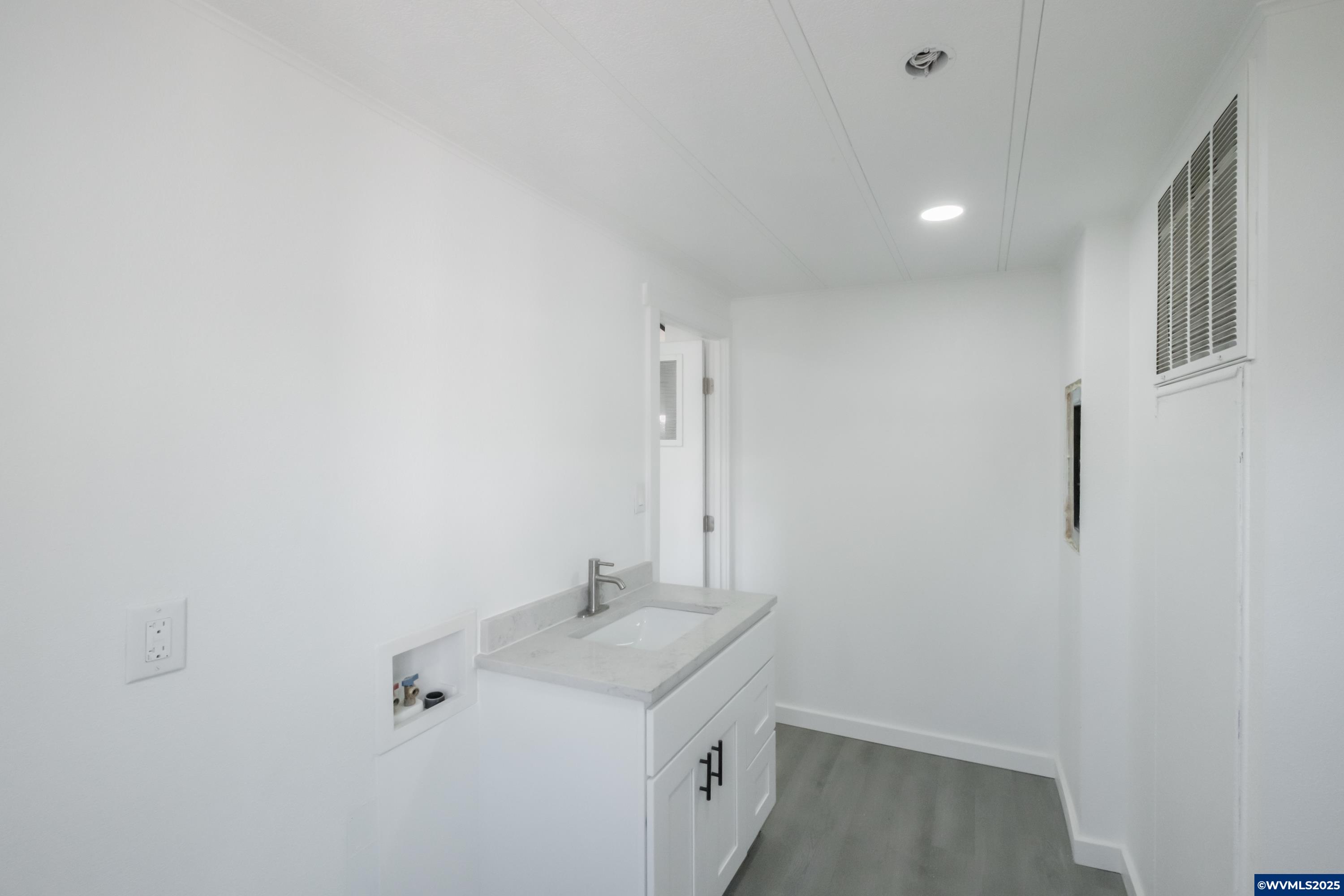 Salem, Oregon 97305, United States, 3 Bedrooms Bedrooms, ,2 BathroomsBathrooms,Residential,Pending,81799