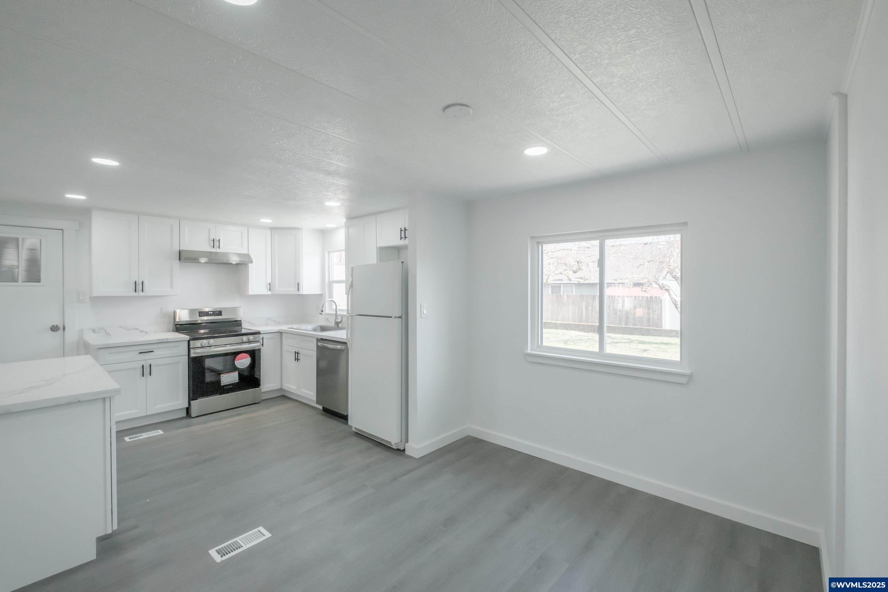 Salem, Oregon 97305, United States, 3 Bedrooms Bedrooms, ,2 BathroomsBathrooms,Residential,Pending,81799