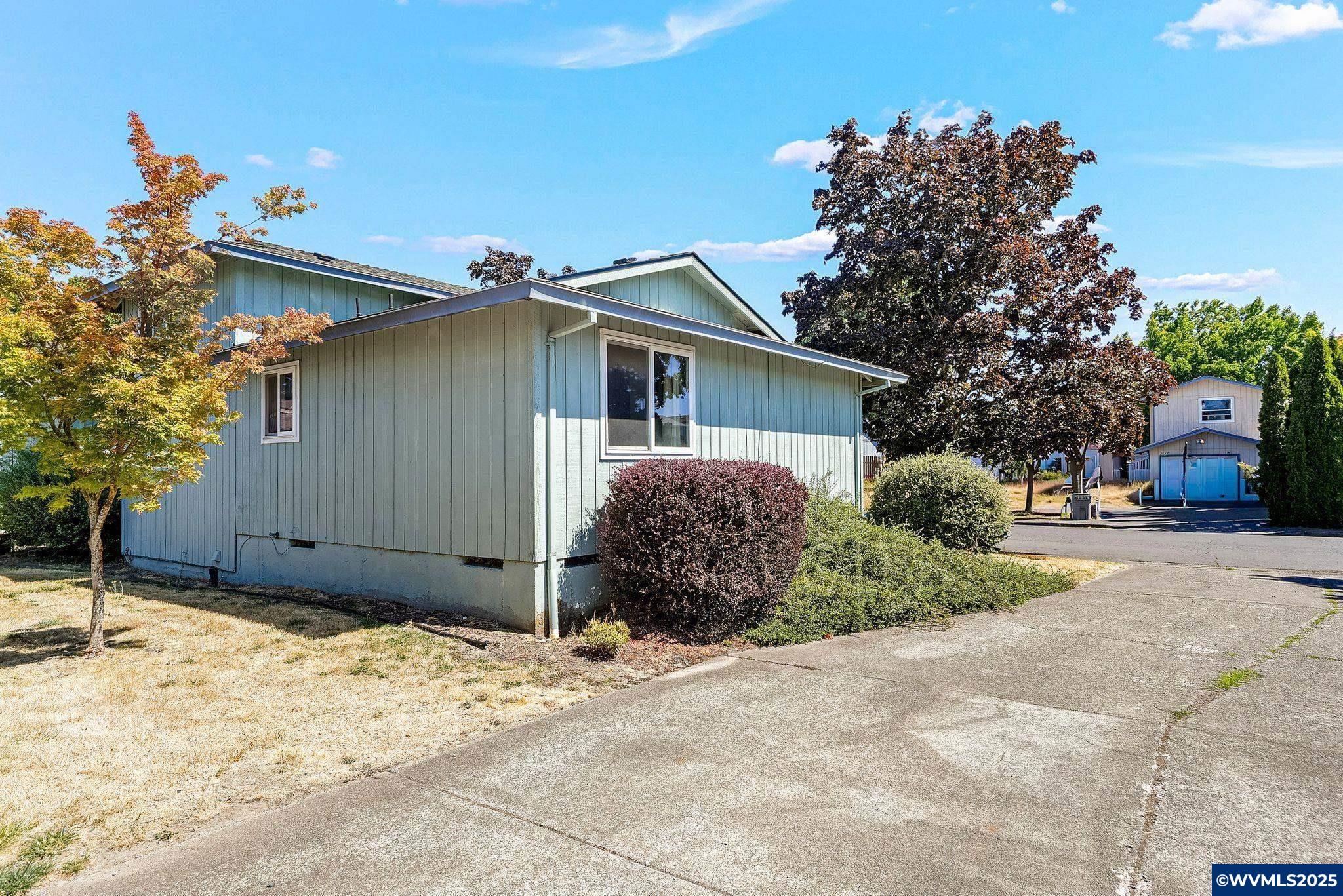 3236 Lyon (& 3238) St SW