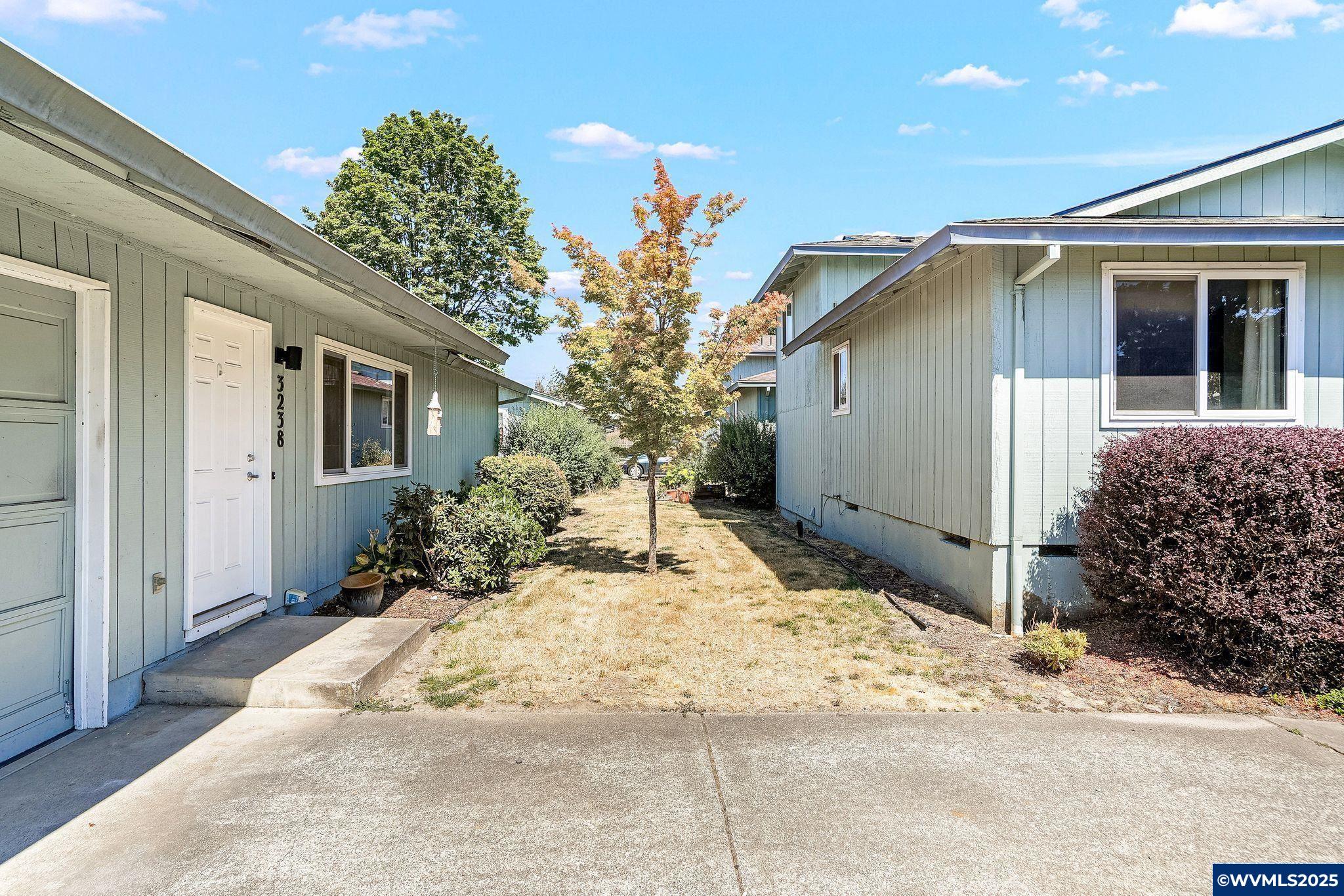 3236 Lyon (& 3238) St SW