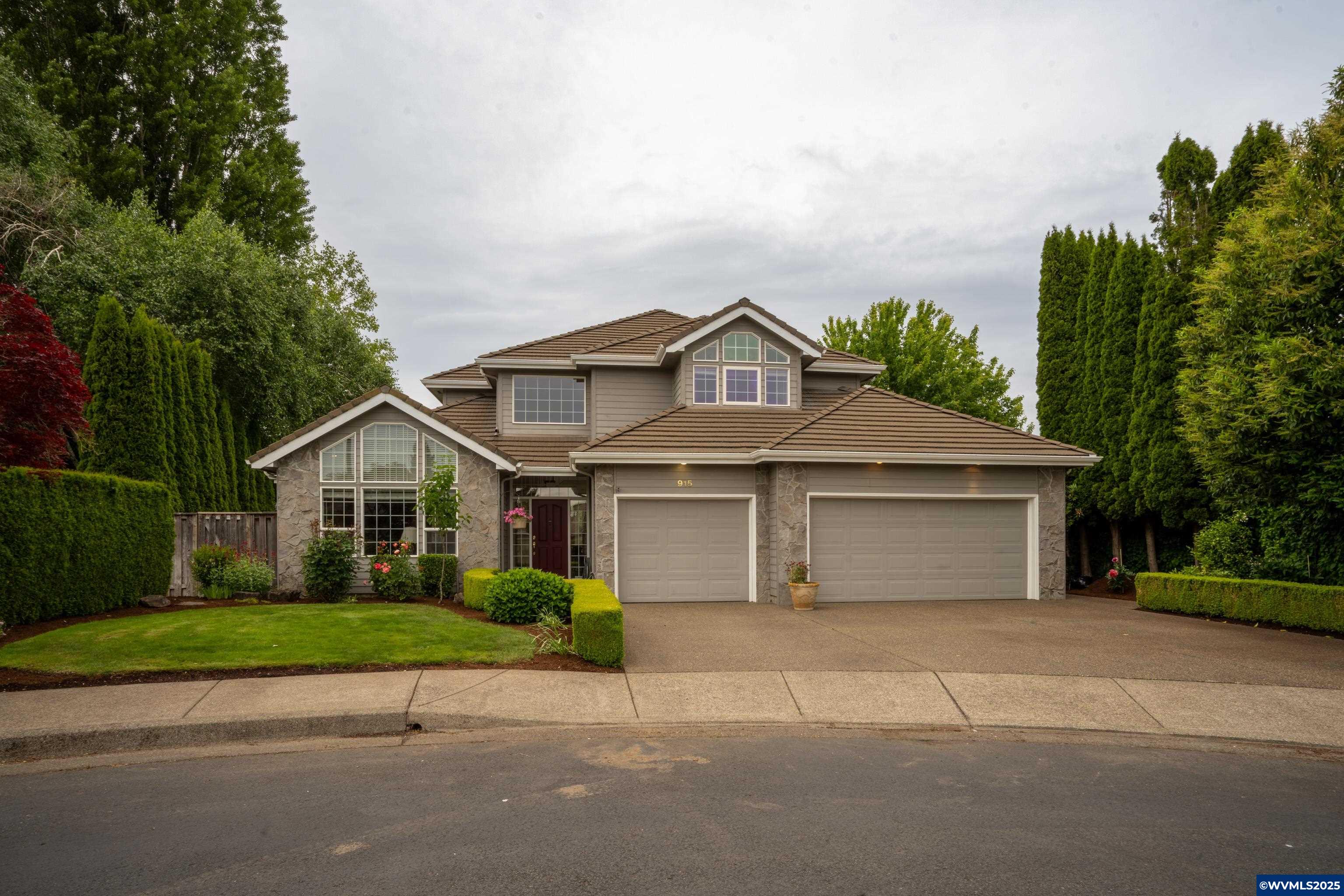 915 Irwin Ct NE