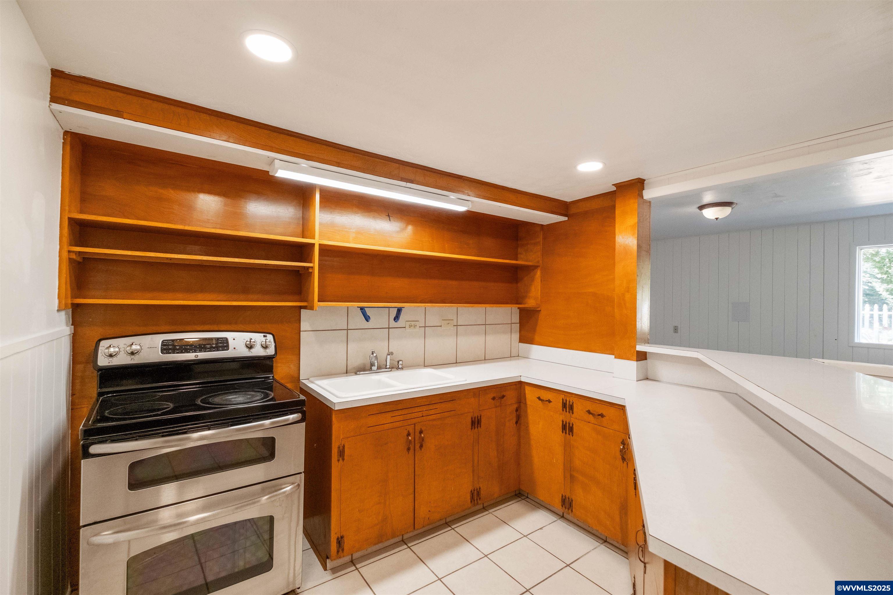 Salem, Oregon 97304, United States, 6 Bedrooms Bedrooms, ,3 BathroomsBathrooms,Residential,Active,168320