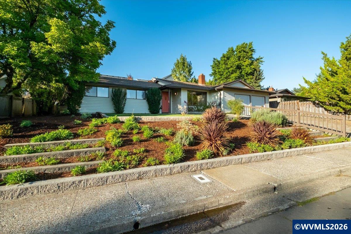 643 NW Survista Av