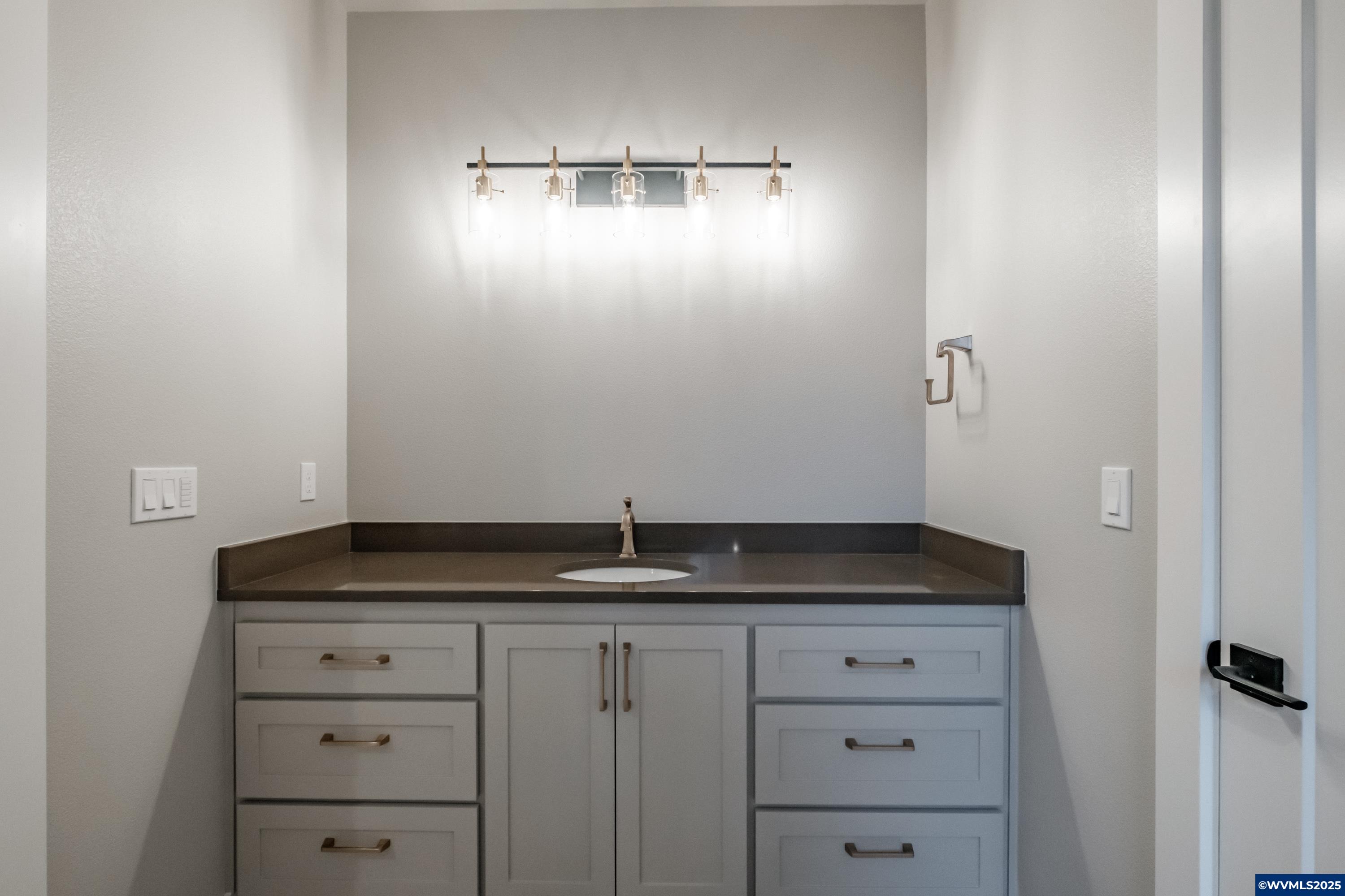 Turner, Oregon 97392, United States, 3 Bedrooms Bedrooms, ,3 BathroomsBathrooms,Residential,Active,35002