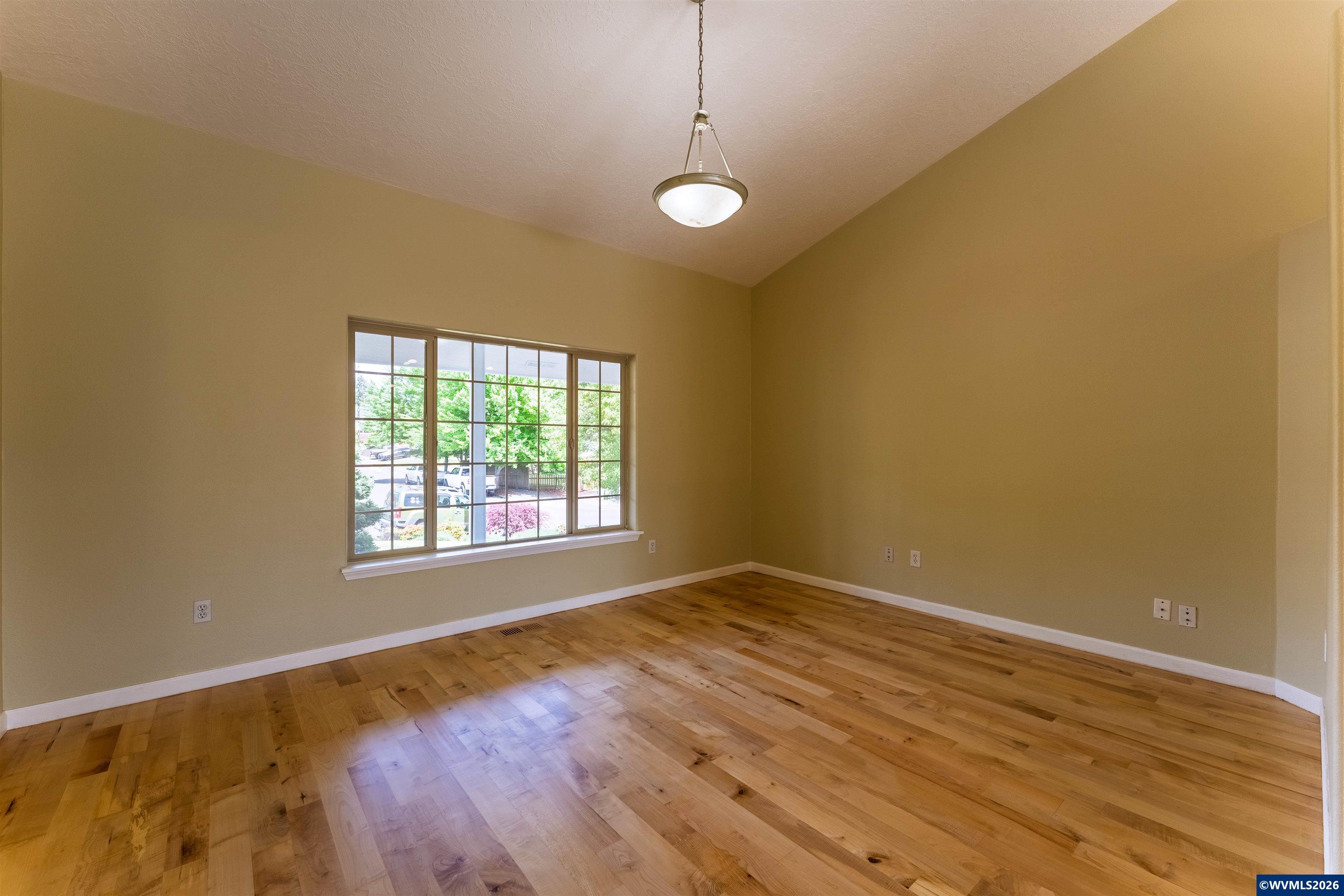 2190 NW Cluster Oak Av