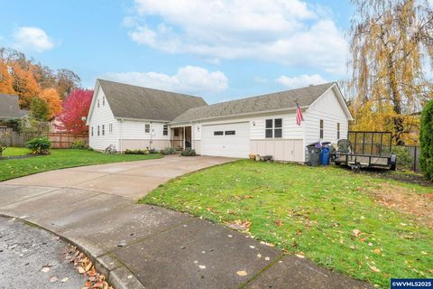 704 Cliff Ct Silverton OR 97381