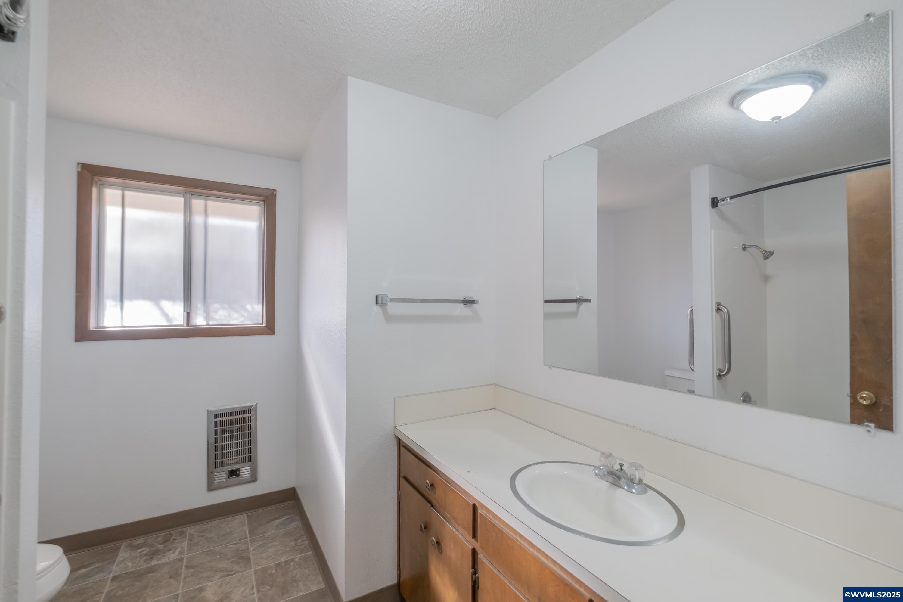 Salem, Oregon 97301, United States, 8 Bedrooms Bedrooms, ,4 BathroomsBathrooms,Residential,Active,242495