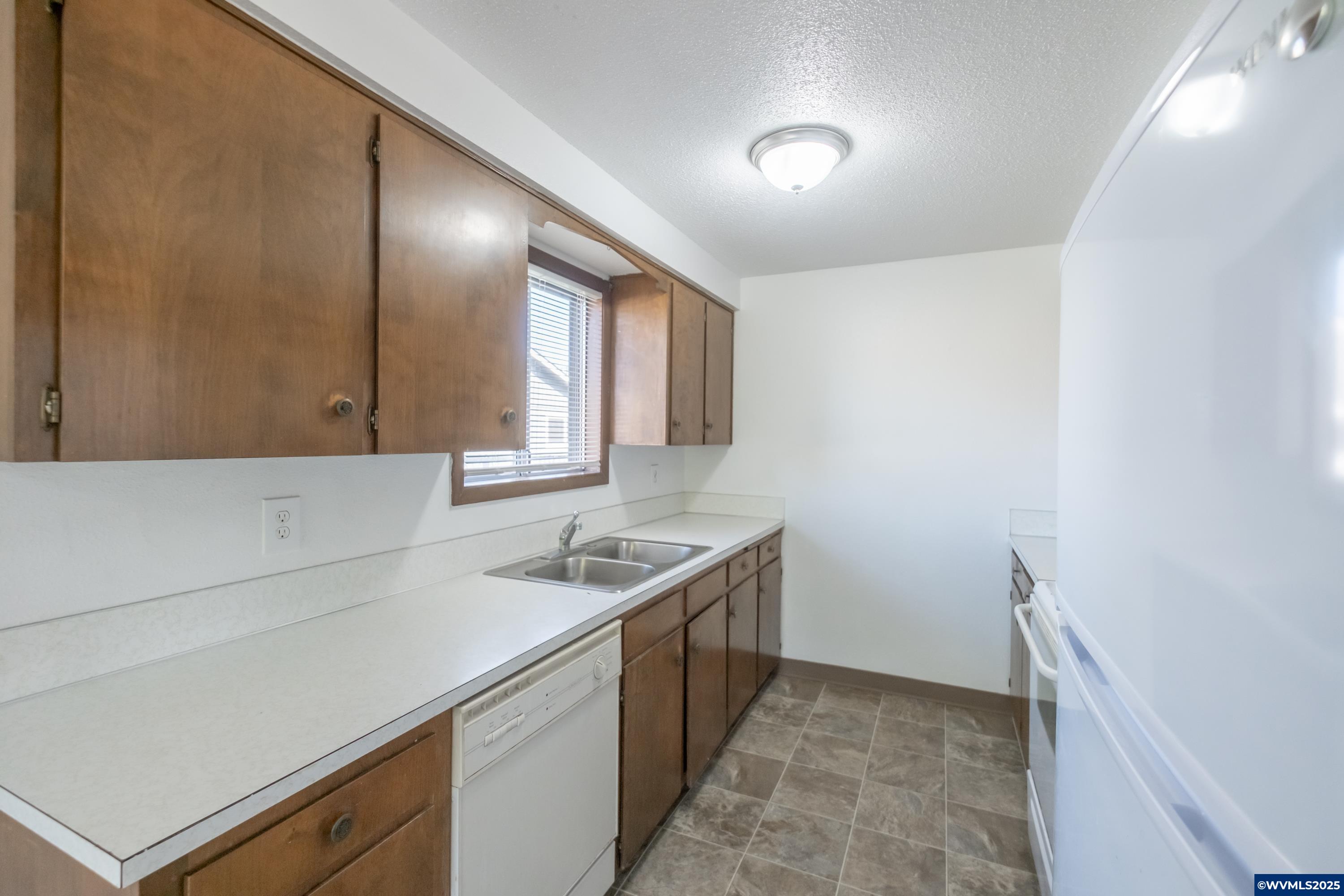 Salem, Oregon 97301, United States, 8 Bedrooms Bedrooms, ,4 BathroomsBathrooms,Residential,Active,242495