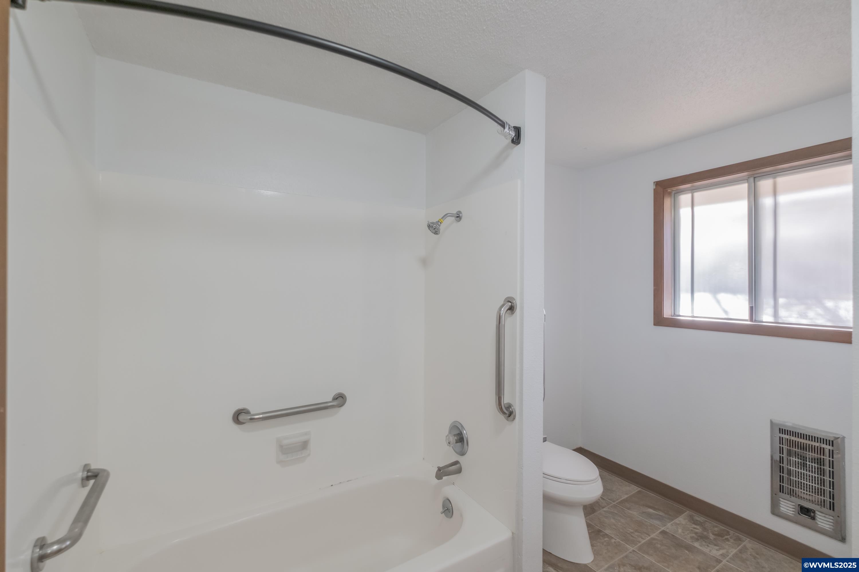 Salem, Oregon 97301, United States, 8 Bedrooms Bedrooms, ,4 BathroomsBathrooms,Residential,Active,242495