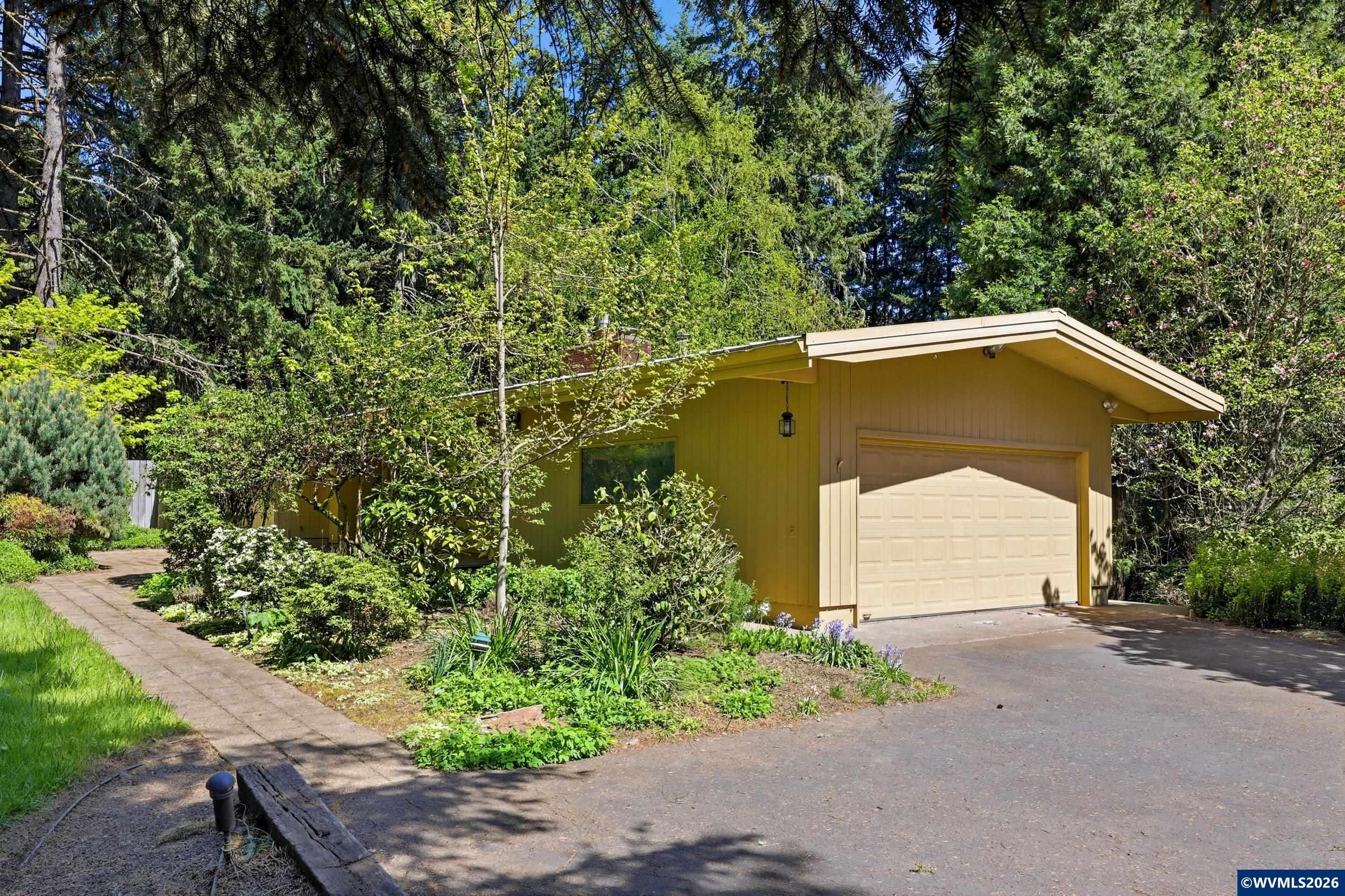 969 NW Camellia Dr