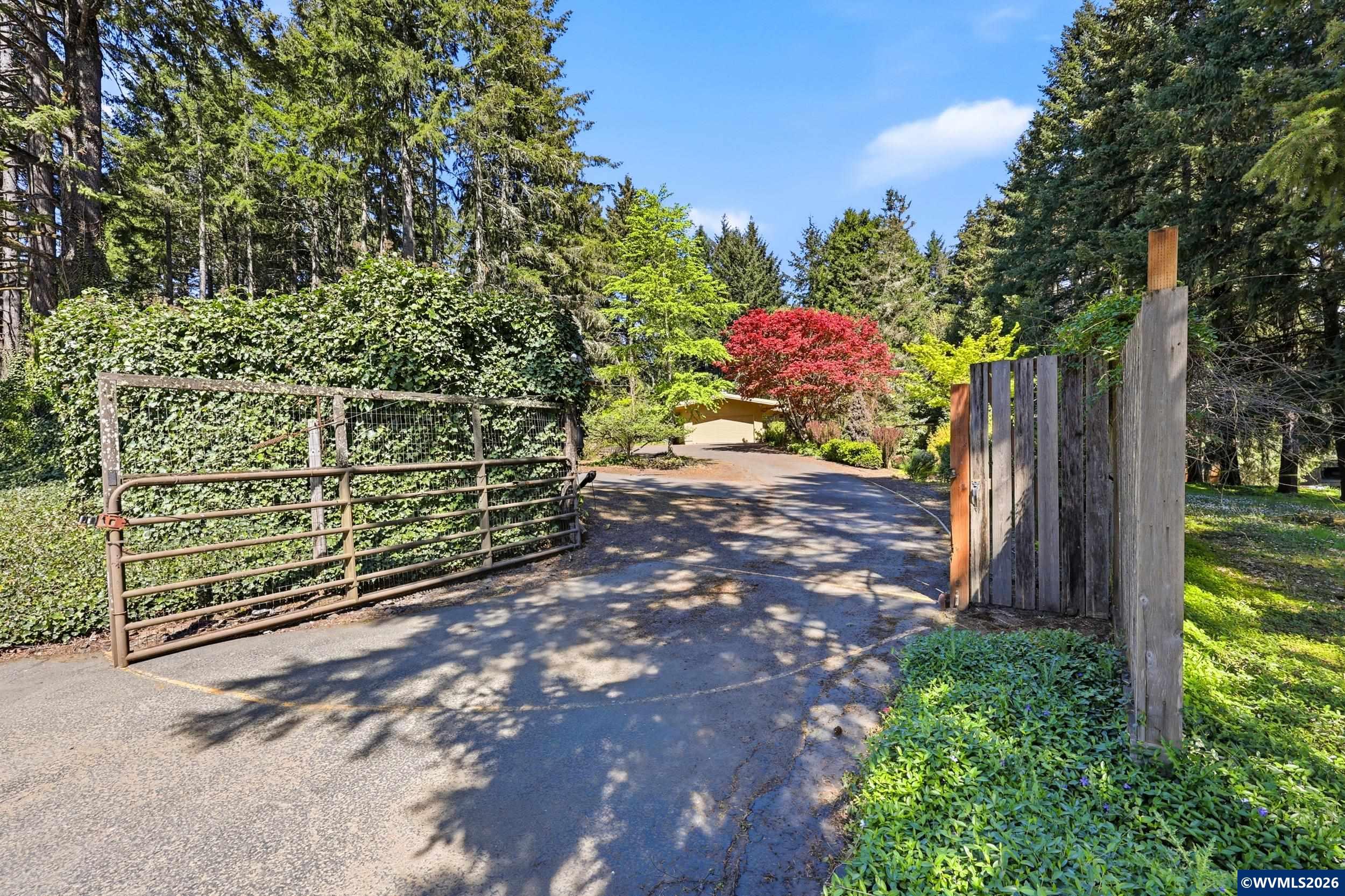 969 NW Camellia Dr