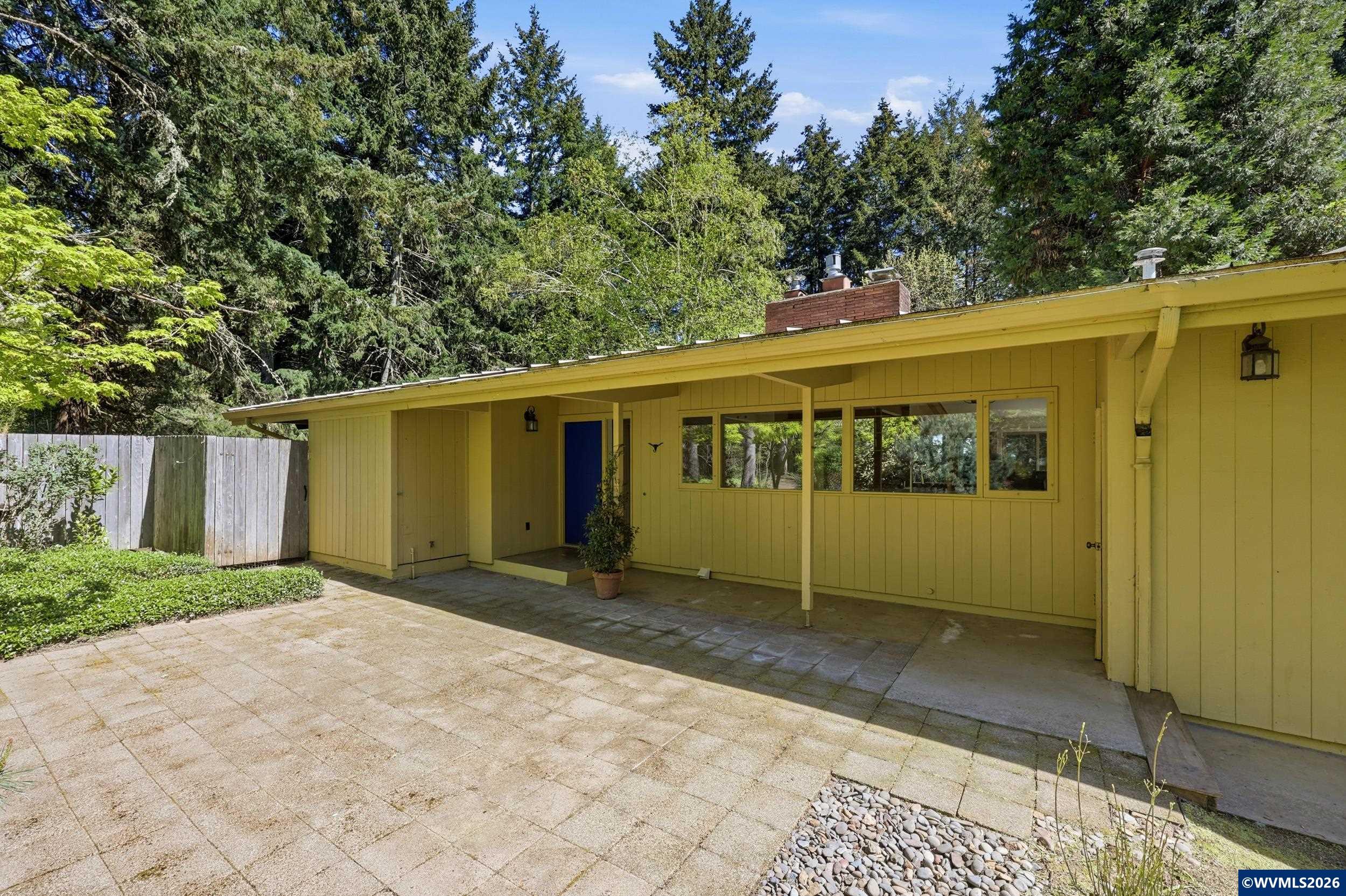 969 NW Camellia Dr