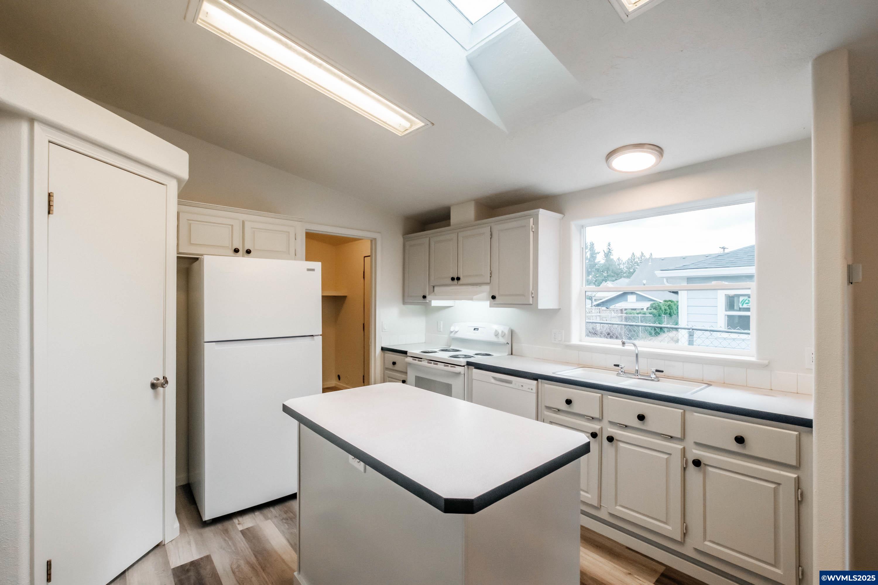 Woodburn, Oregon 97071, United States, 3 Bedrooms Bedrooms, ,2 BathroomsBathrooms,Residential,Active,164496