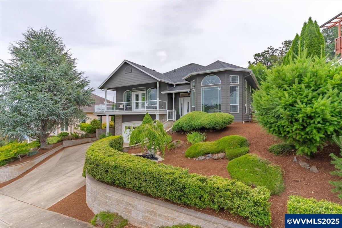 958 Limelight Av NW