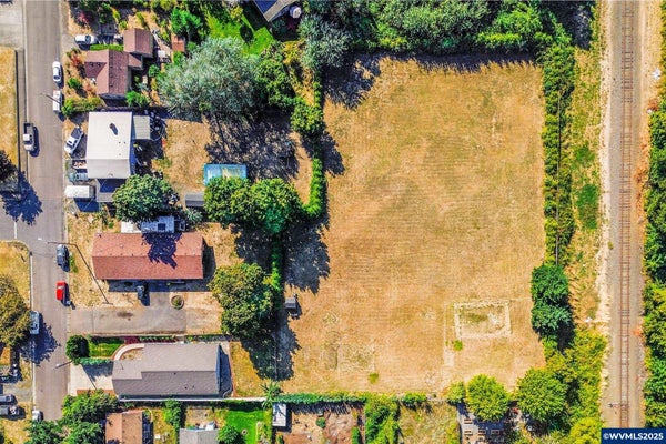 653 E ELMORE ST, LEBANON, OR 97355 - Image d9d6757feb44e69740fb2ac732c06b43/2337792107