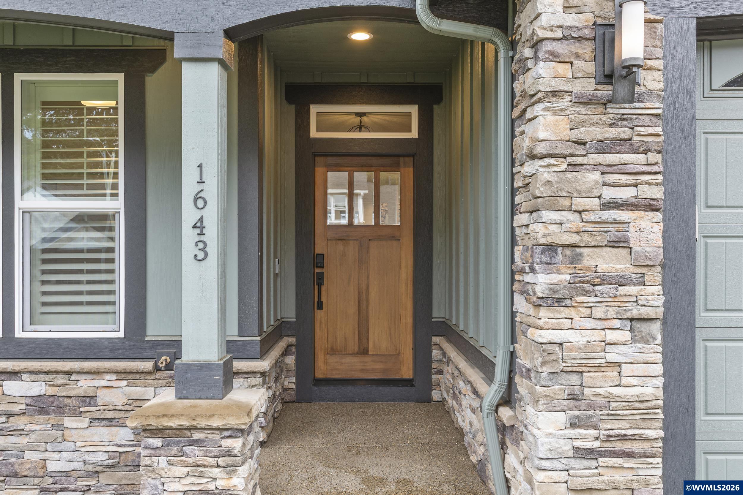 1643 York Butte Av SE