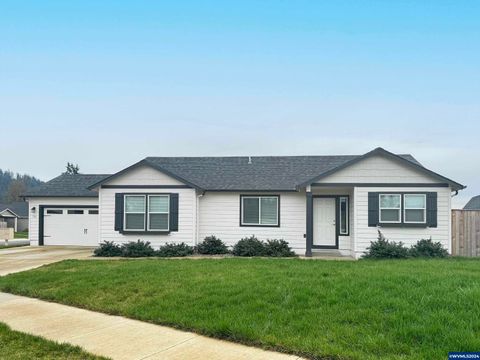 Single Family Residence in Lebanon OR 724 Streamside Wy.jpg