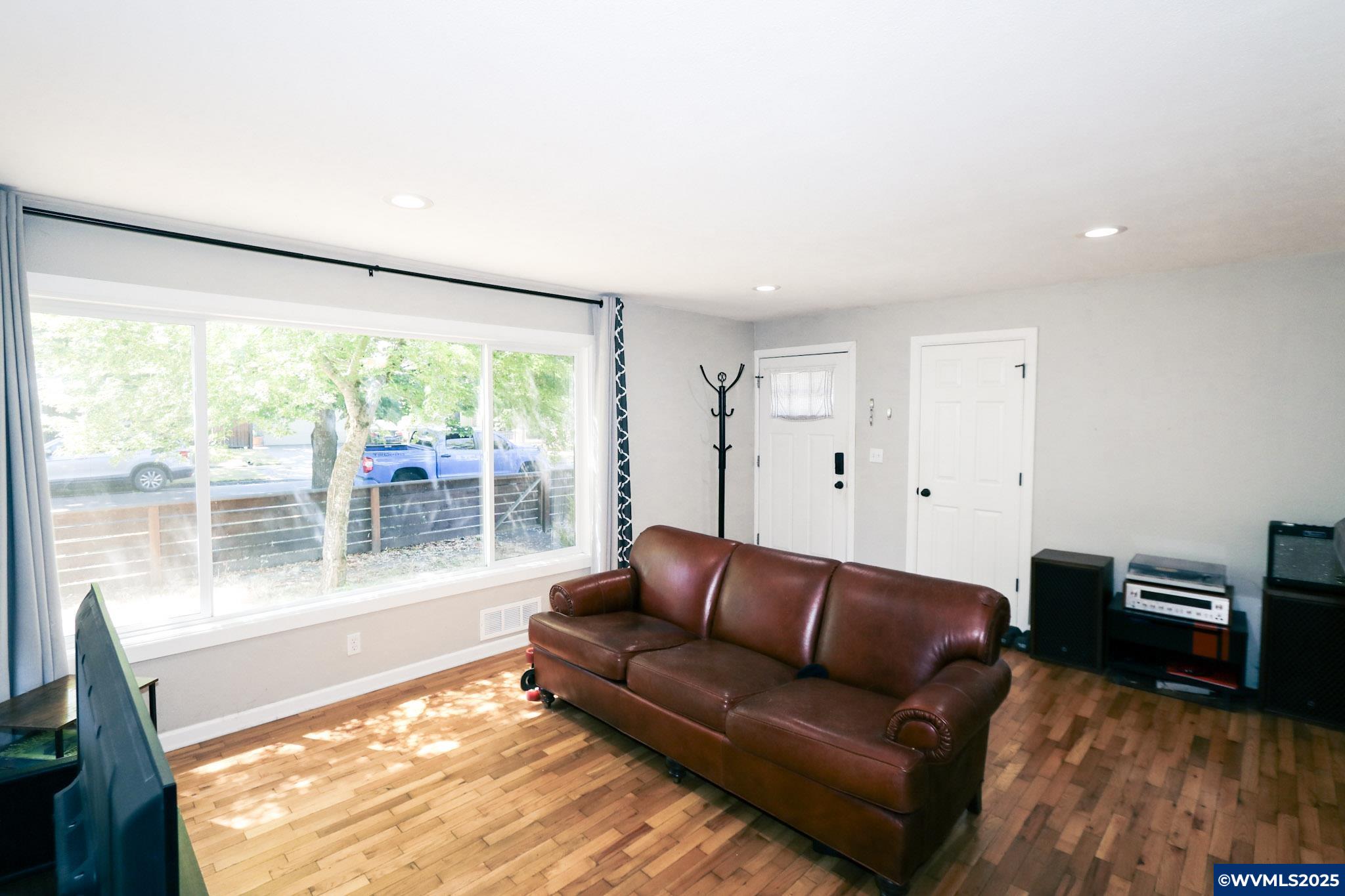 925 Shipping St NE