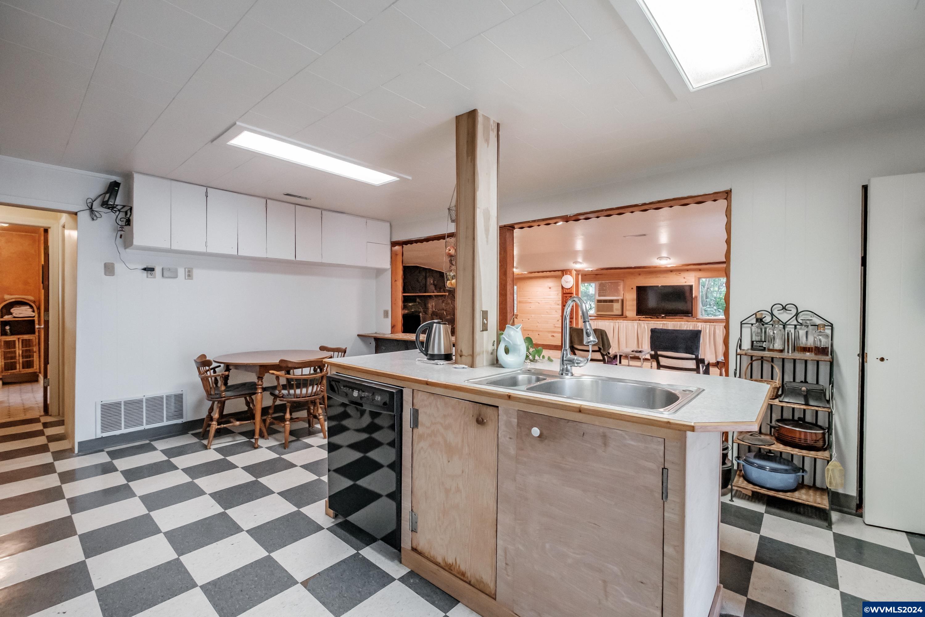 Portland, Oregon 97236, United States, 3 Bedrooms Bedrooms, ,2 BathroomsBathrooms,Residential,Pending,51983